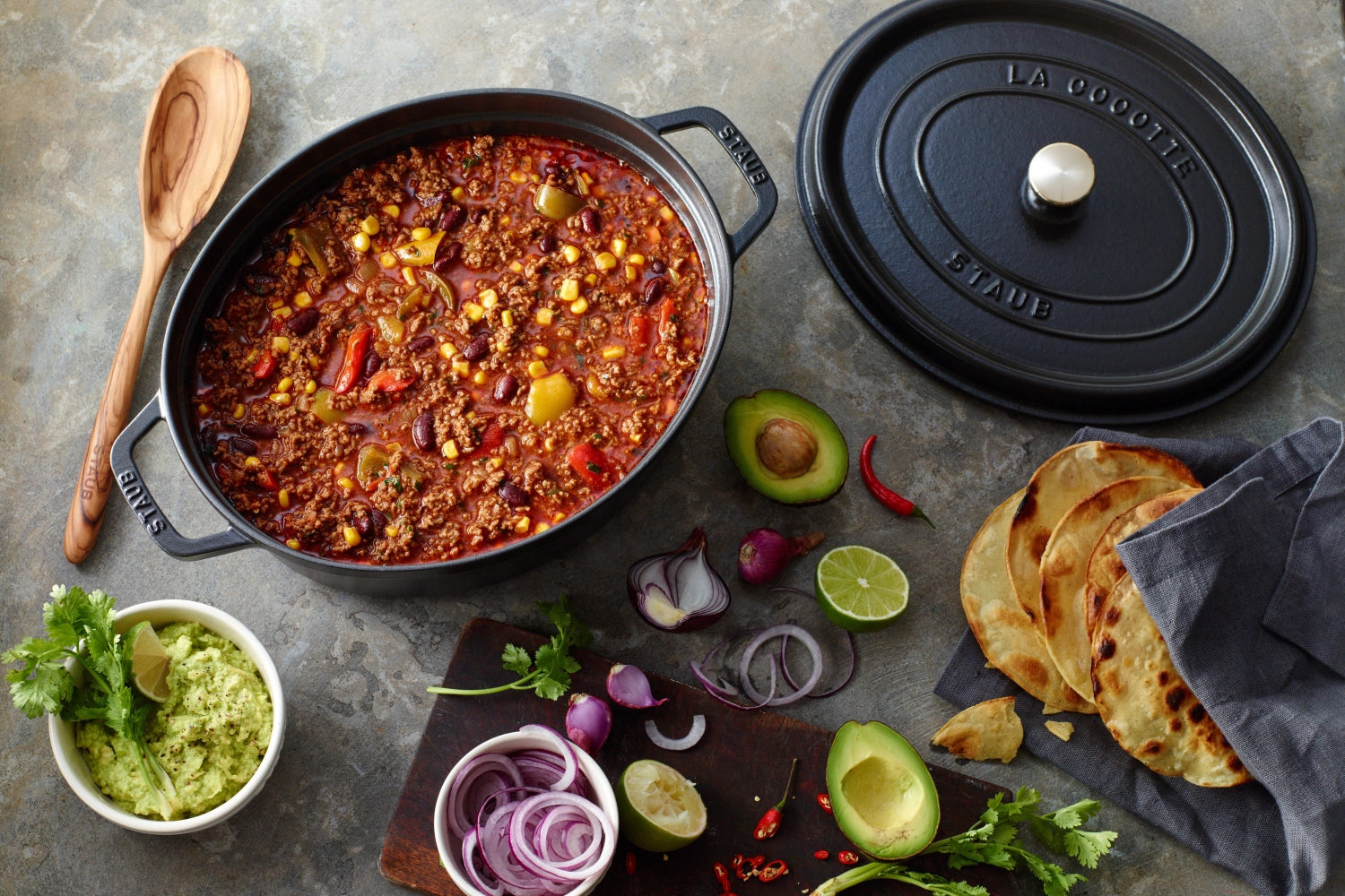 Elegante ovale Cocotte von Staub mit 5,5 Litern, perfekt für schmackhafte Gerichte und stilvolles Servieren in jeder Küche.