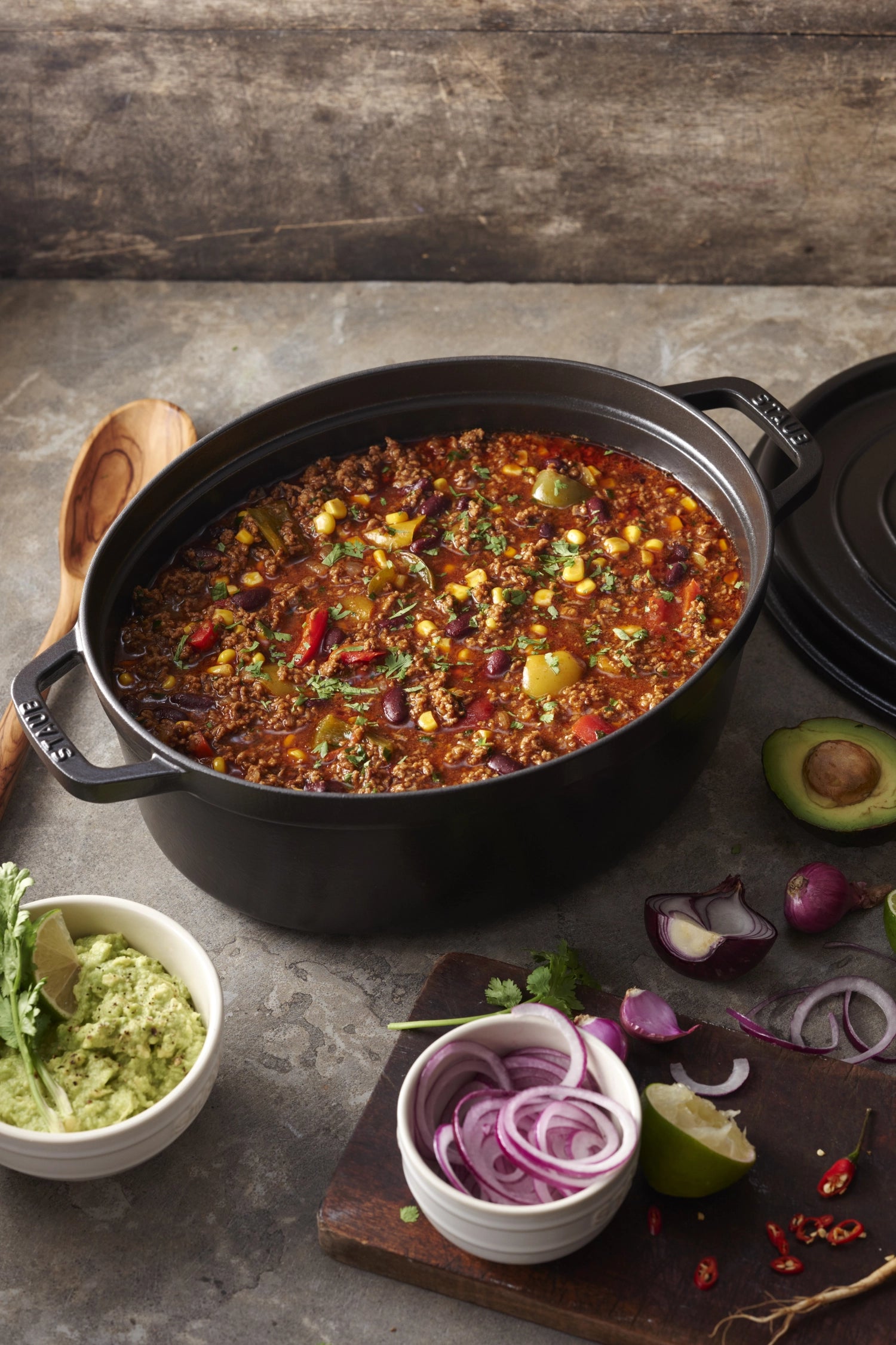 Elegante ovale Cocotte von Staub mit 6,7 l Fassungsvermögen, perfekt für köstliche Eintöpfe und festliche Menüs.
