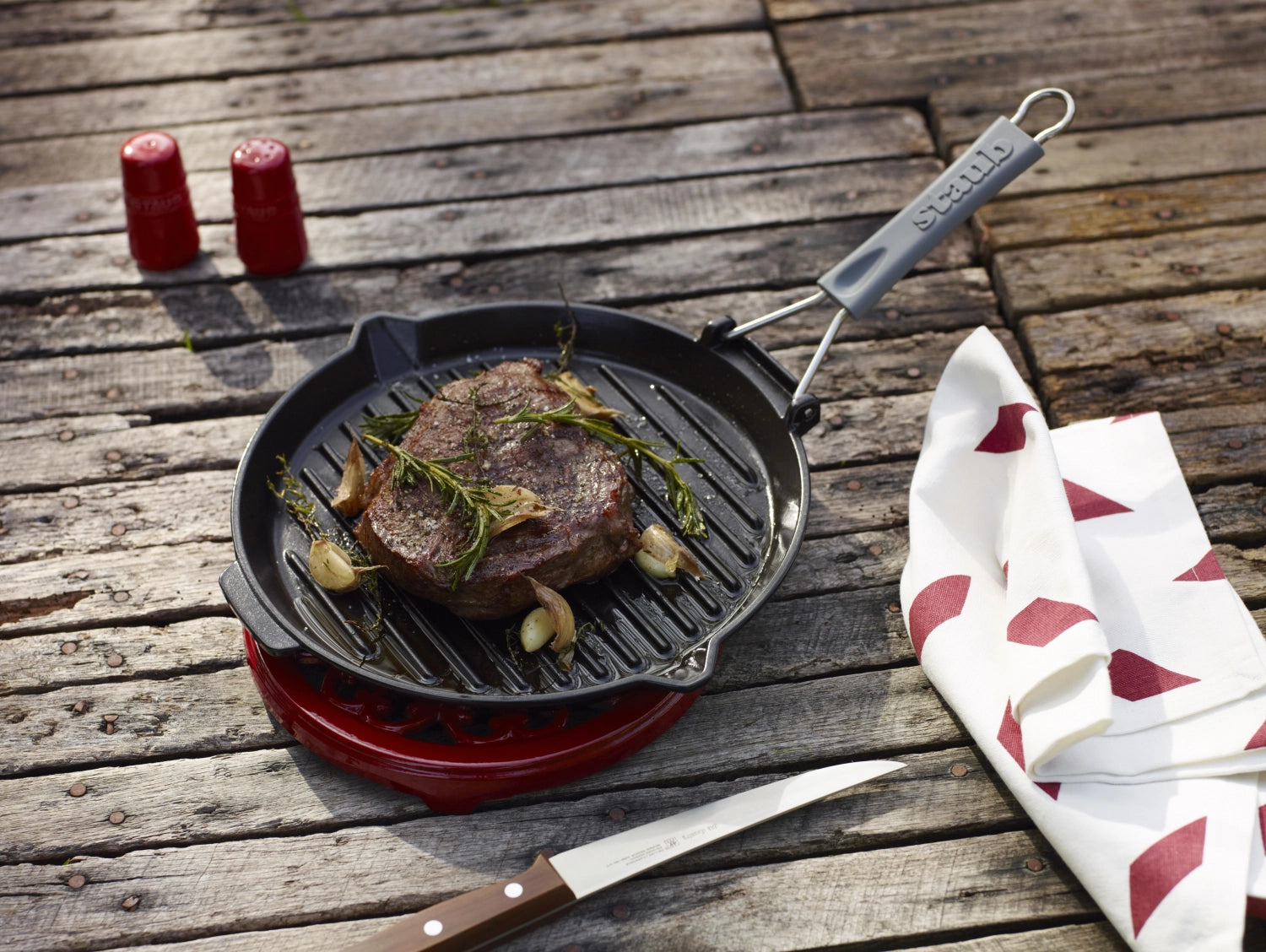 Runde Grillpfanne von Staub, ideal zum Grillen und Braten, aus hochwertigem Gusseisen, perfekt für köstliche Grillgerichte.