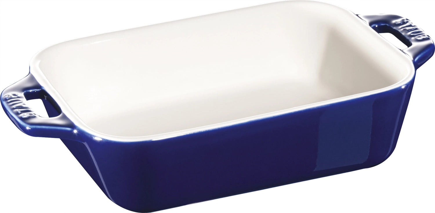 Rechteckige Auflaufform von Staub, ideal für die Zubereitung von herzhaften und süßen Gerichten, robust und stilvoll, Maße 30x20 cm.