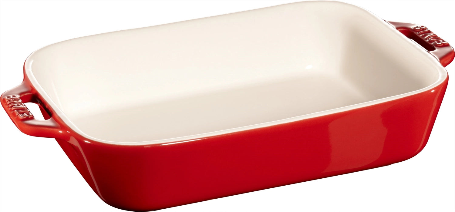 Rechteckige Auflaufform von Staub, ideal für die Zubereitung von herzhaften und süßen Gerichten, robust und stilvoll, Maße 30x20 cm.