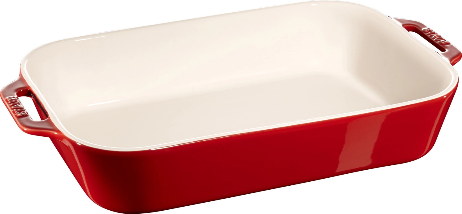 Rechteckige Auflaufform von Staub, ideal für die Zubereitung von herzhaften und süßen Gerichten, robustes Design, Maße 30x20 cm.