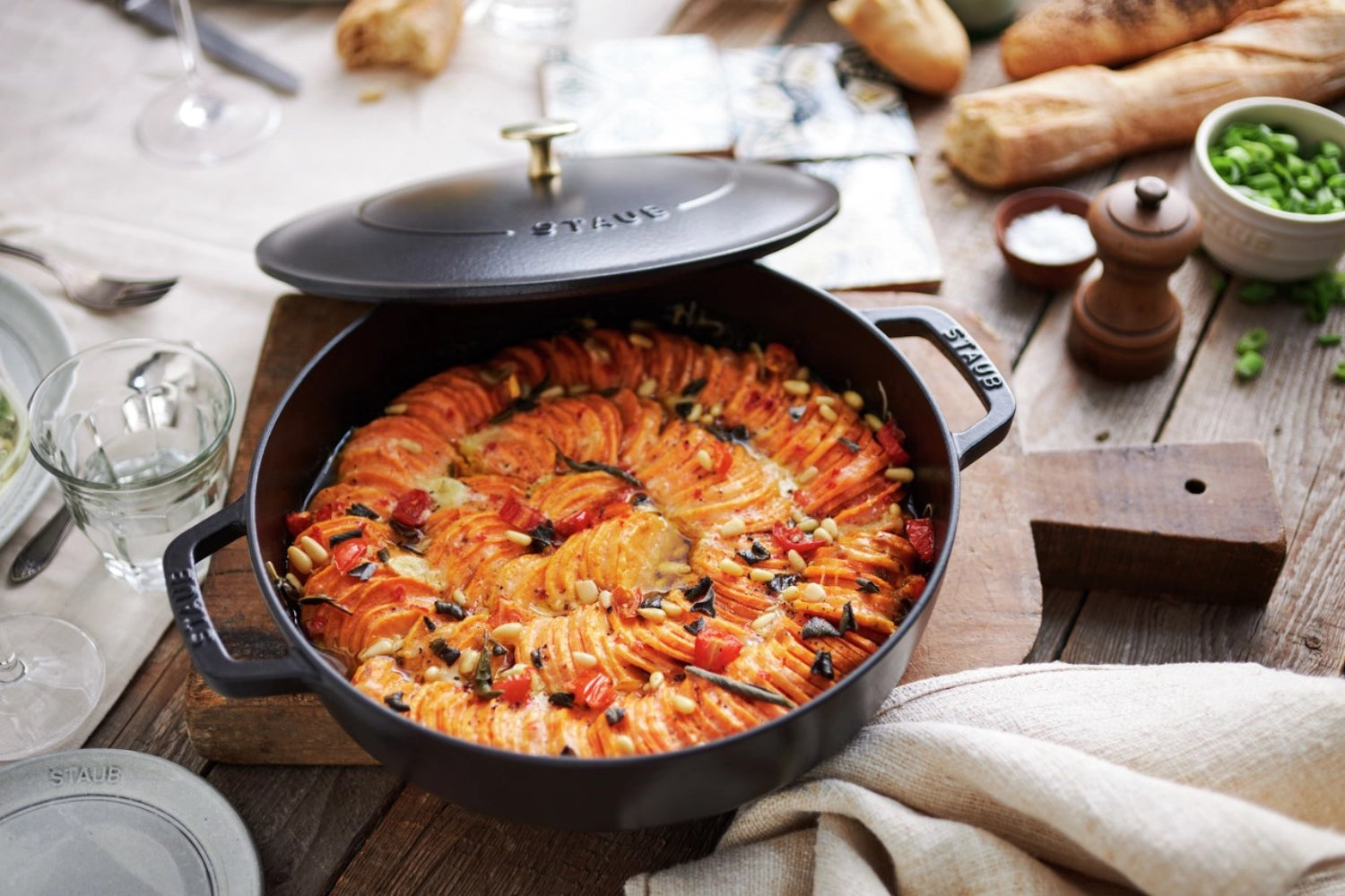 Elegante 28 cm Schmorpfanne Chistera von Staub in Schwarz, perfekt für schmackhafte Schmorgerichte und vielseitiges Kochen.