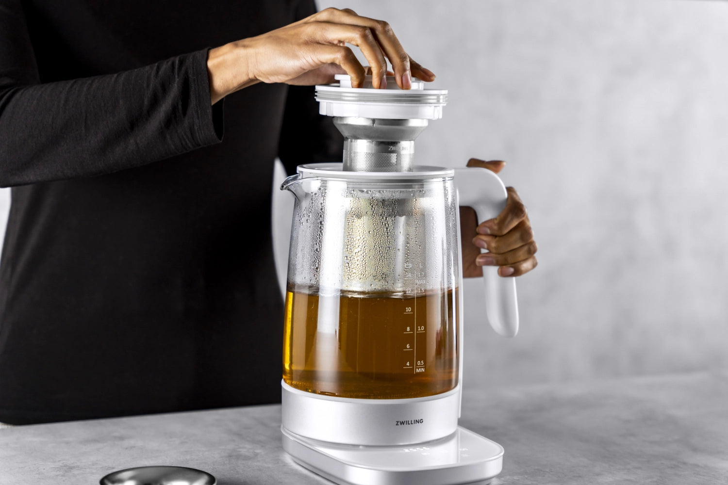 Moderner Wasserkocher aus Glas in Weiß mit 1,7 l Fassungsvermögen von Zwilling Kitchen – ideal für stilvolles und schnelles Erhitzen von Wasser.