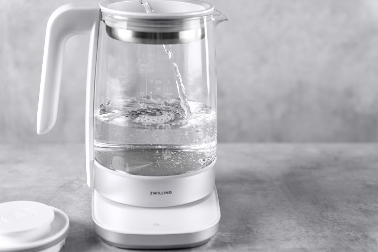 Eleganter Wasserkocher aus hochwertigem Glas in Weiß, 1,7 l, von Zwilling Kitchen – perfekt für eine stilvolle Teezubereitung.