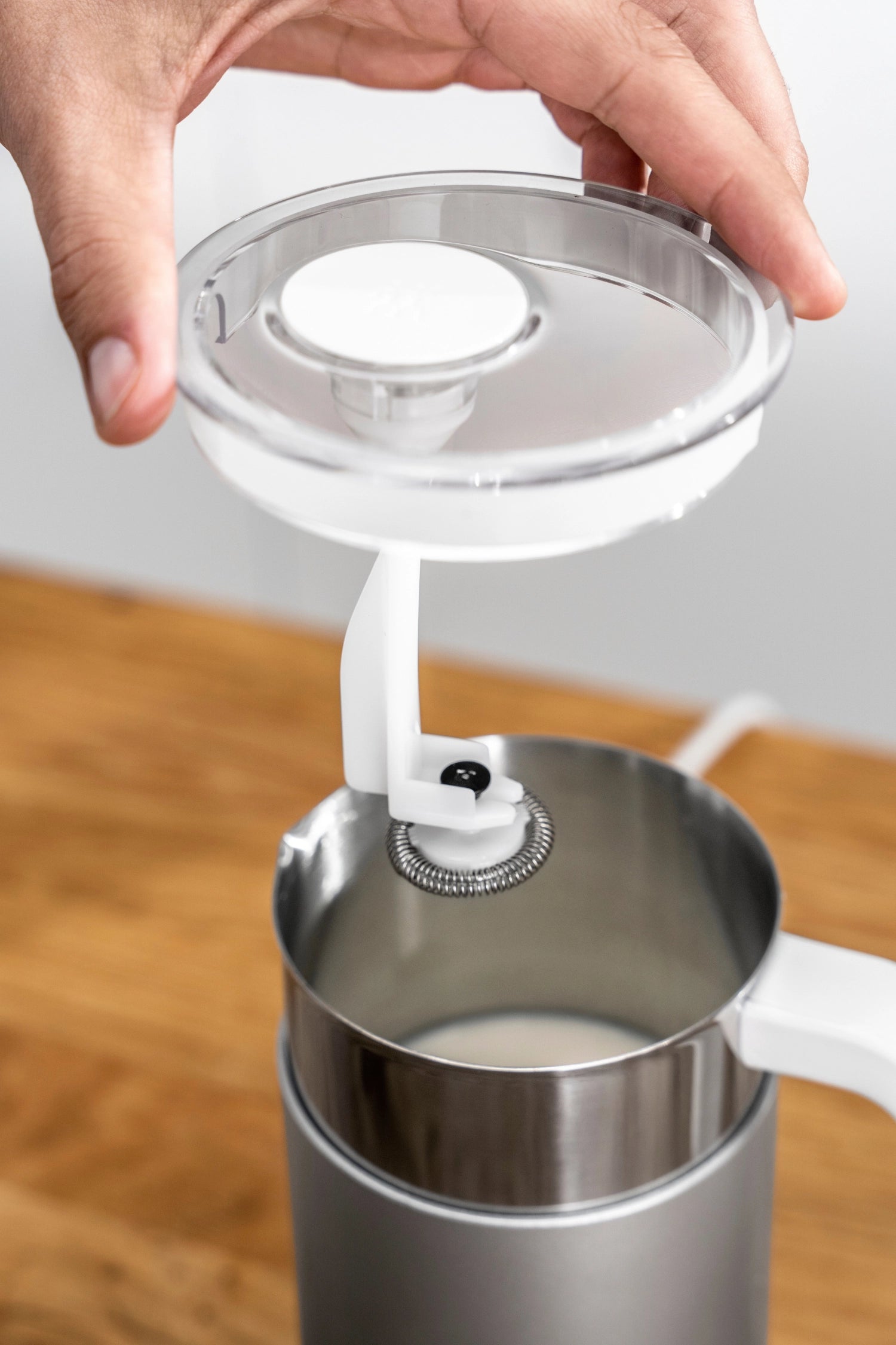 Stylischer Milchaufschäumer in Silber von Zwilling Kitchen, 400ml – ideal für die Zubereitung von feinem Milchschaum und leckeren Kaffeespezialitäten.