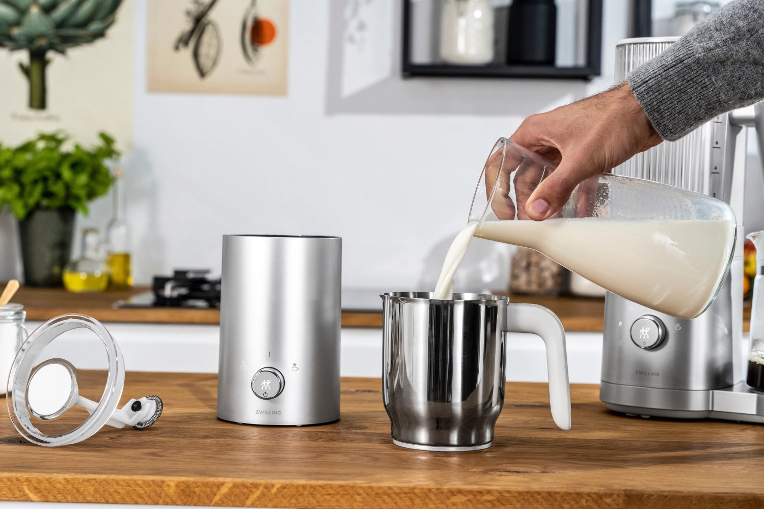 Eleganter 400ml Milchaufschäumer in Silber von Zwilling Kitchen – perfekt für cremigen Milchschaum und köstliche Getränke.
