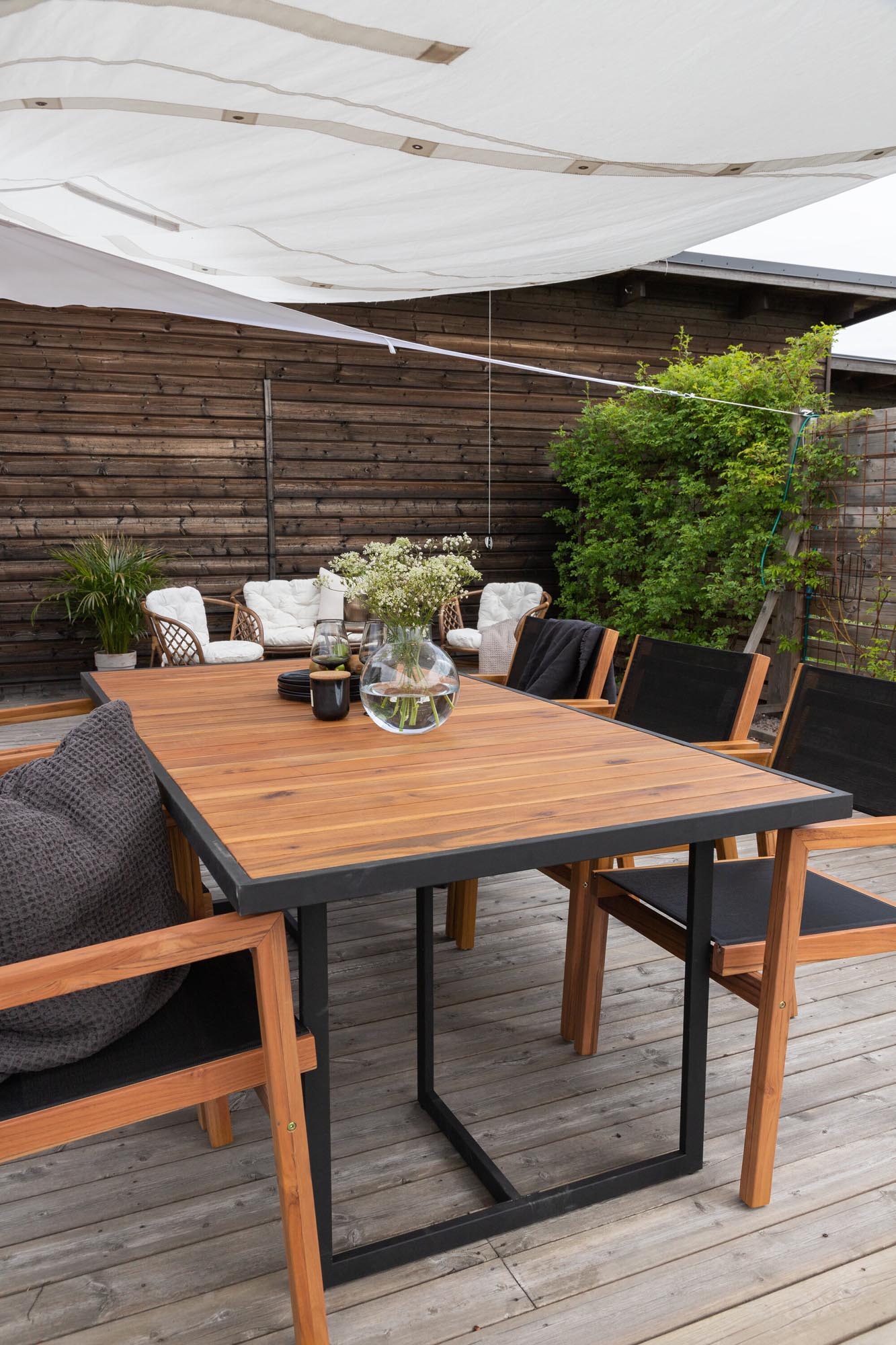 Stilvoller Gartentisch aus hochwertigem Akazienholz von Venture Home, ideal für entspannte Stunden im Freien.