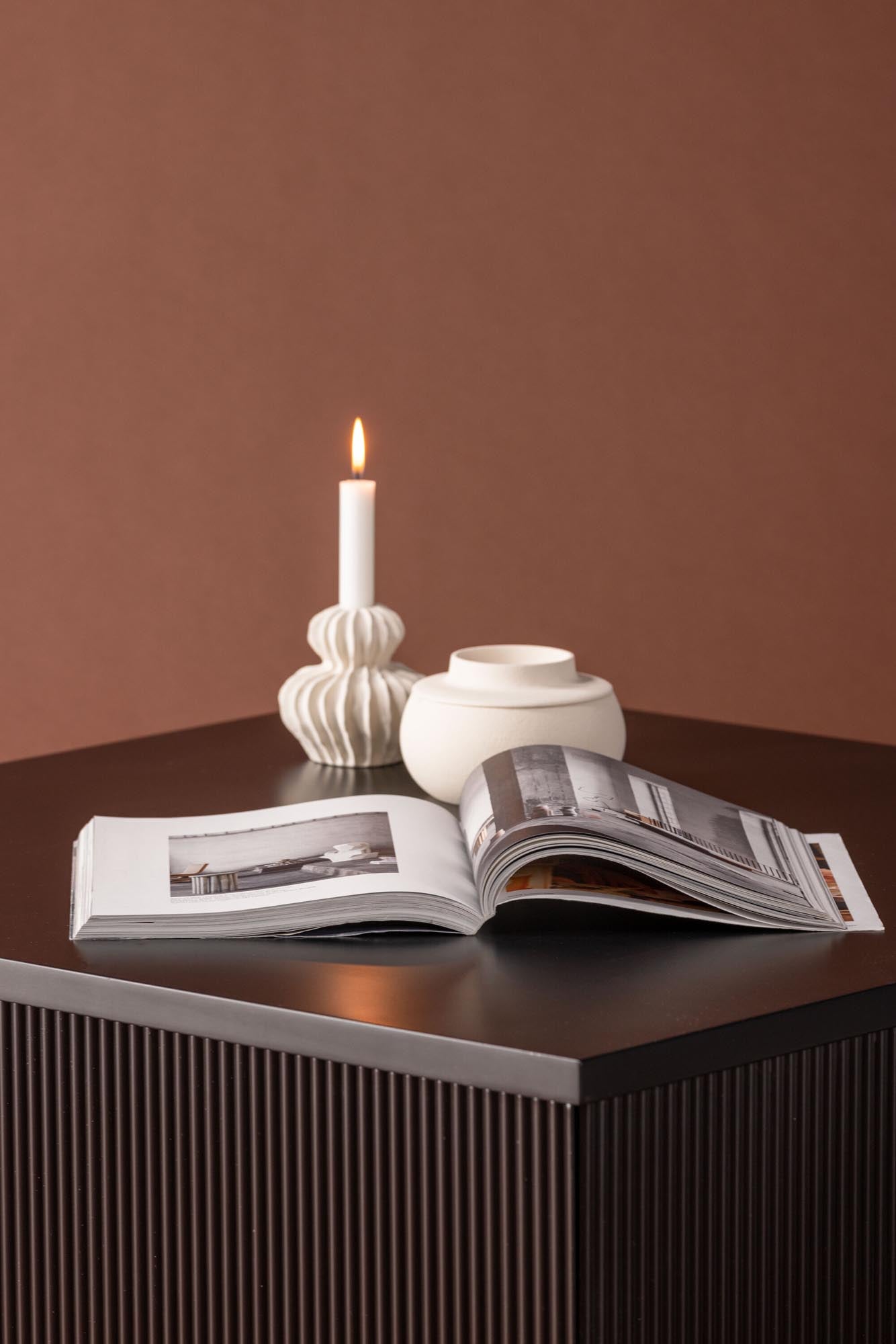 Eleganter Lenox Couchtisch in stilvollem Schwarz von Venture Home, ideal für gemütliche Abende und stilvolle Wohnräume.