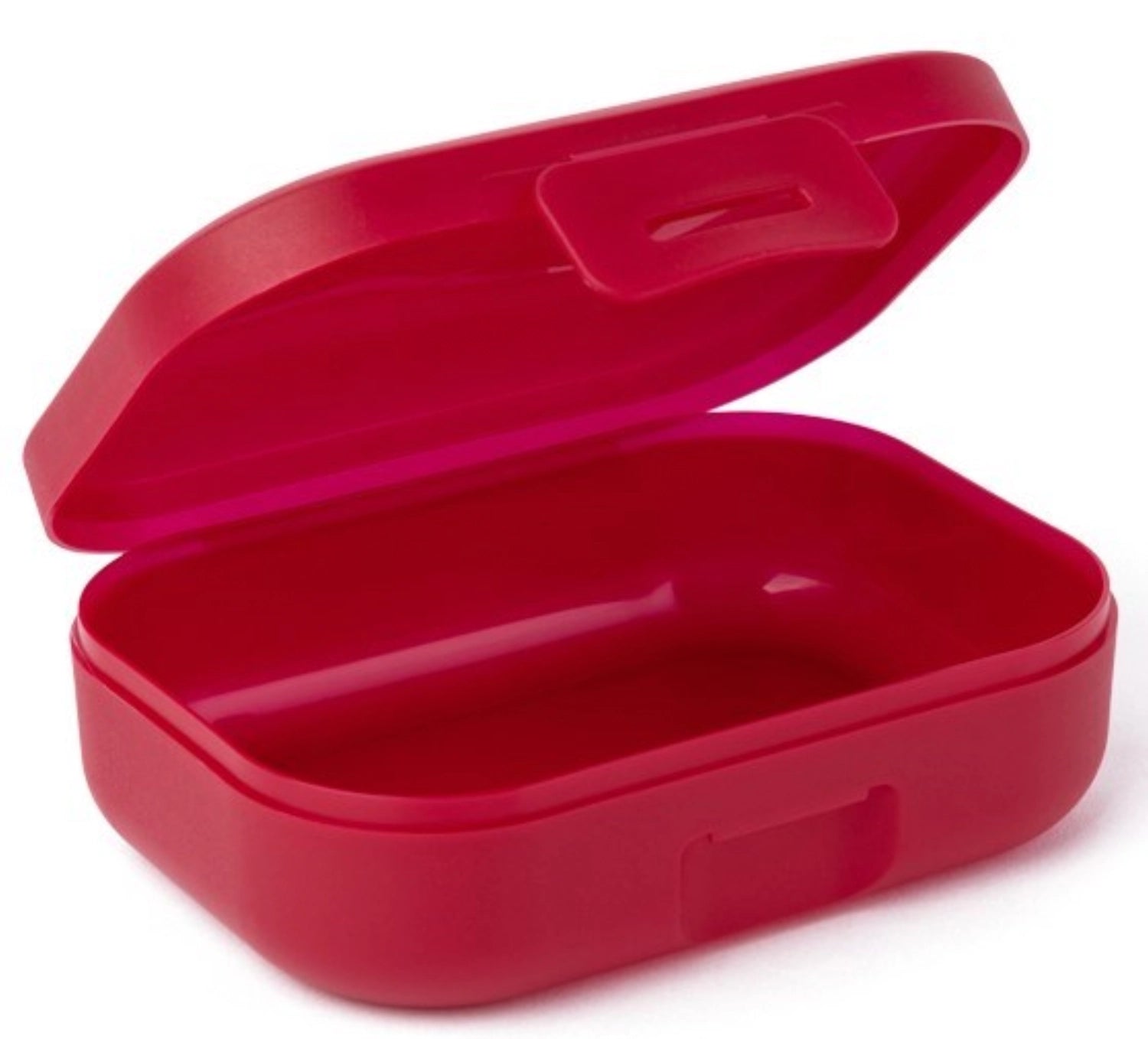 Elegante Snackbox in RUBY von AMUSE BASIC, ideal für kleine Snacks. Kompakte Maße: 109x80x37 mm, perfekt für die Tasche.