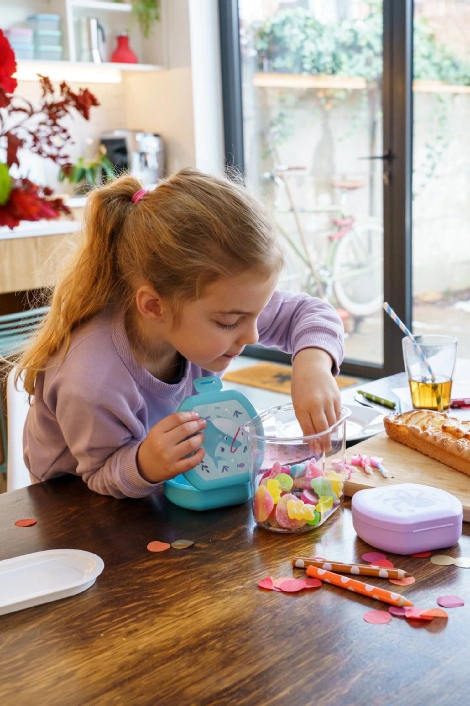 Niedliche, walförmige Lunchbox in sanftem Hellblau, ideal für Kinder, Maße 112x110x40 mm, perfekt für Snacks und Pausenbrote.