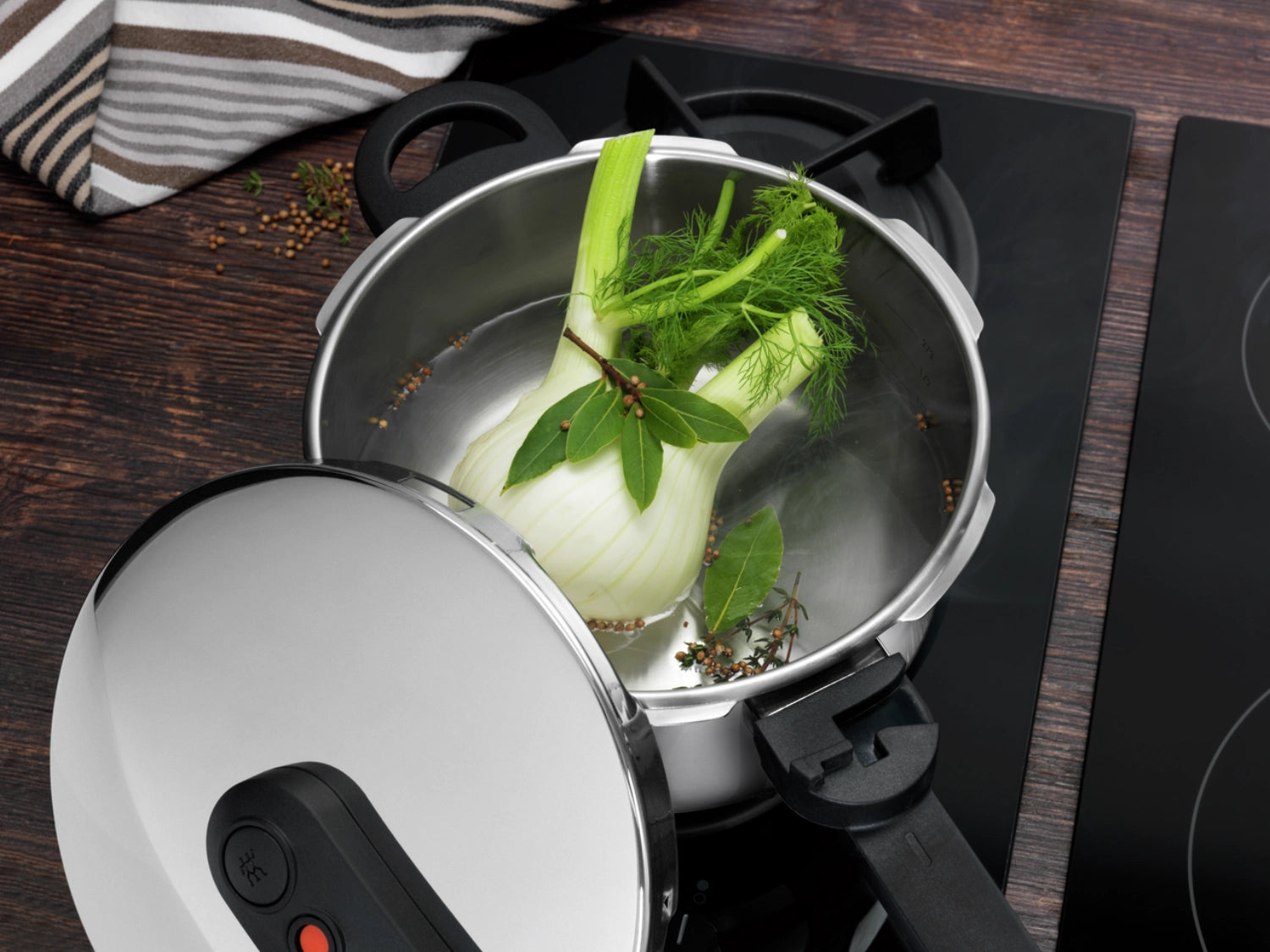 Eleganter 6-Liter Dampfkochtopf Ecoquick II von Zwilling Kitchen, ideal für schnelles und gesundes Garen von Gemüse und Fleisch.