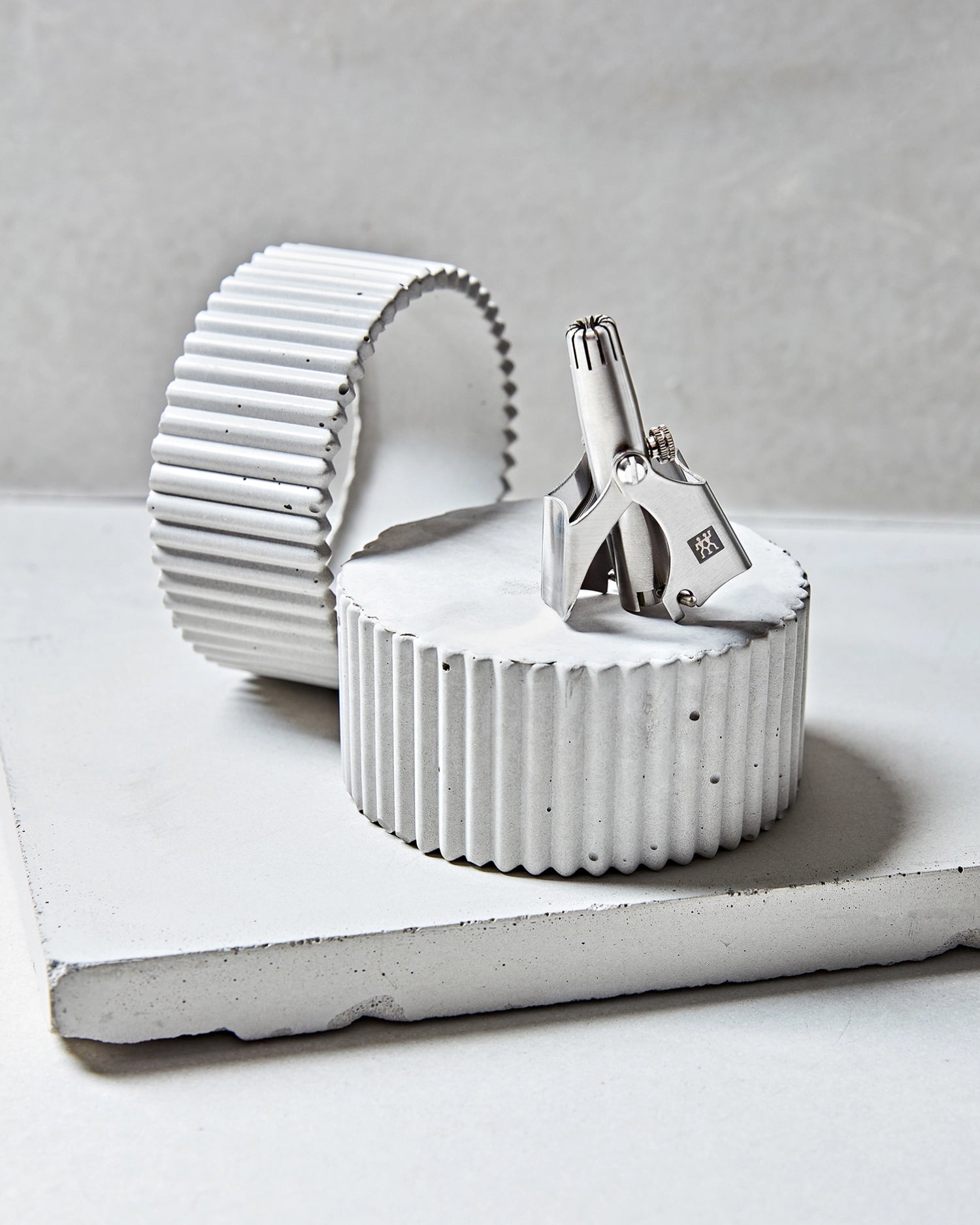 Nasen- und Ohrhaartrimmer von Zwilling Beauty in mattem Design, ideal für präzise Körperpflege und einfache Handhabung.