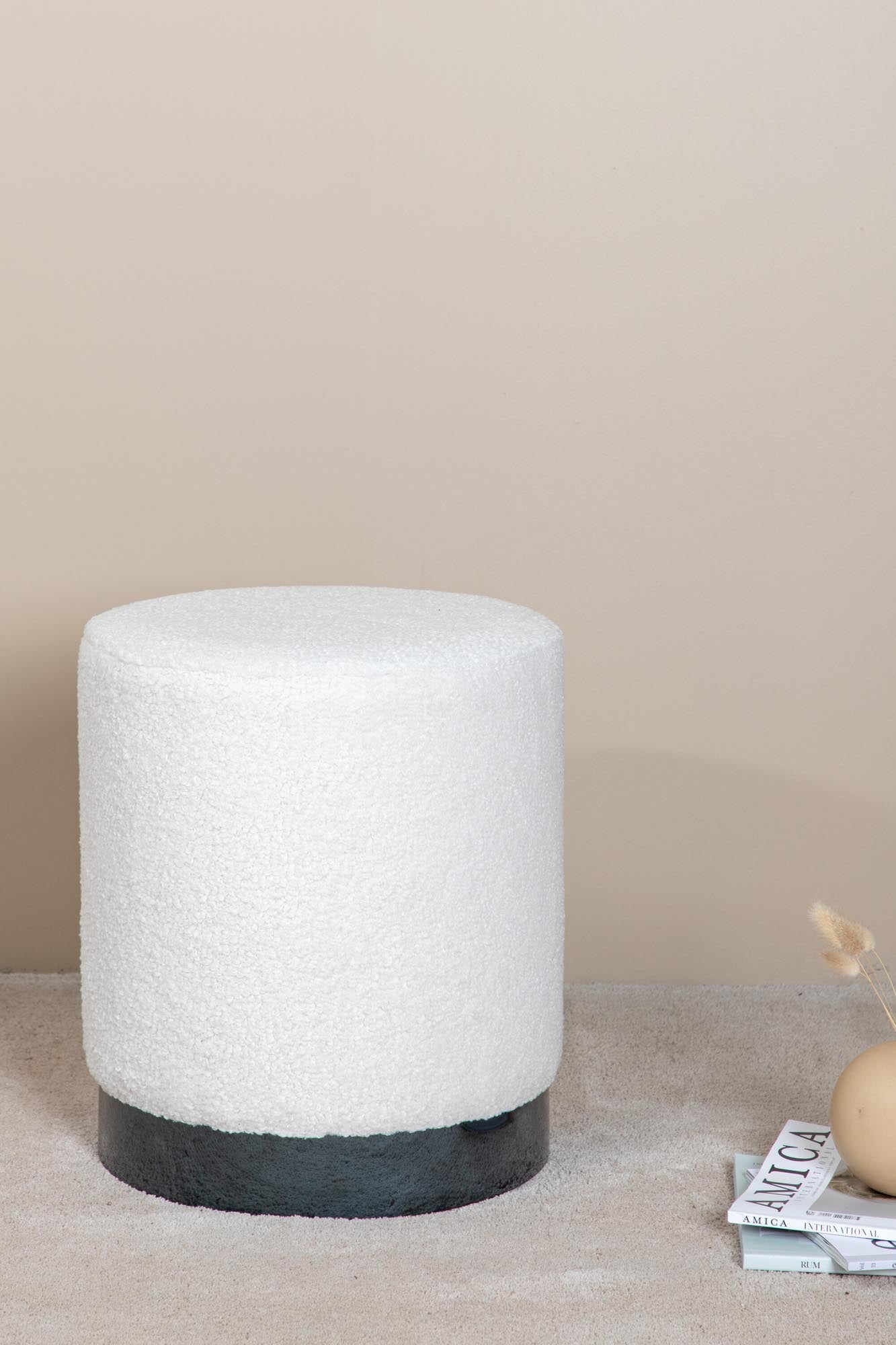 Eleganter Benji Ottoman von Venture Home: Weicher, runder Pouf aus Teddystoff, perfekt für gemütliche Akzente in Ihrem Wohnraum.