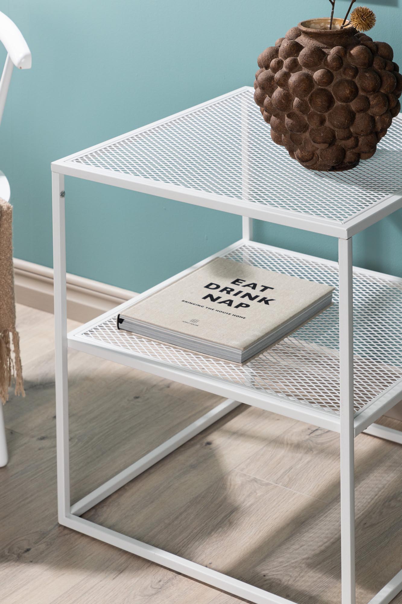 Eleganter Beistelltisch mit modernem Netzdesign von Venture Home, ideal für Wohnzimmer oder Schlafzimmer, robust und leicht zu reinigen.