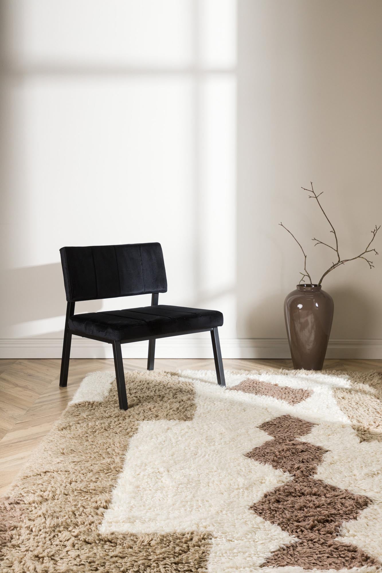 Entdecken Sie den Nestor Teppich von Venture Home: Elegante Wolle, robust und warm, ideal für jeden Raum und stilvolle Akzente in Ihrem Zuhause.