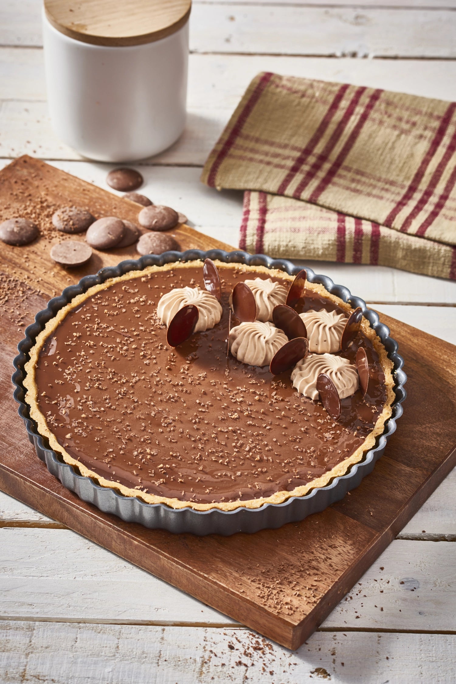 Elegante Tortenform mit 20 cm Durchmesser, geriffelt und mit praktischem herausnehmbarem Boden für müheloses Backen und Servieren.