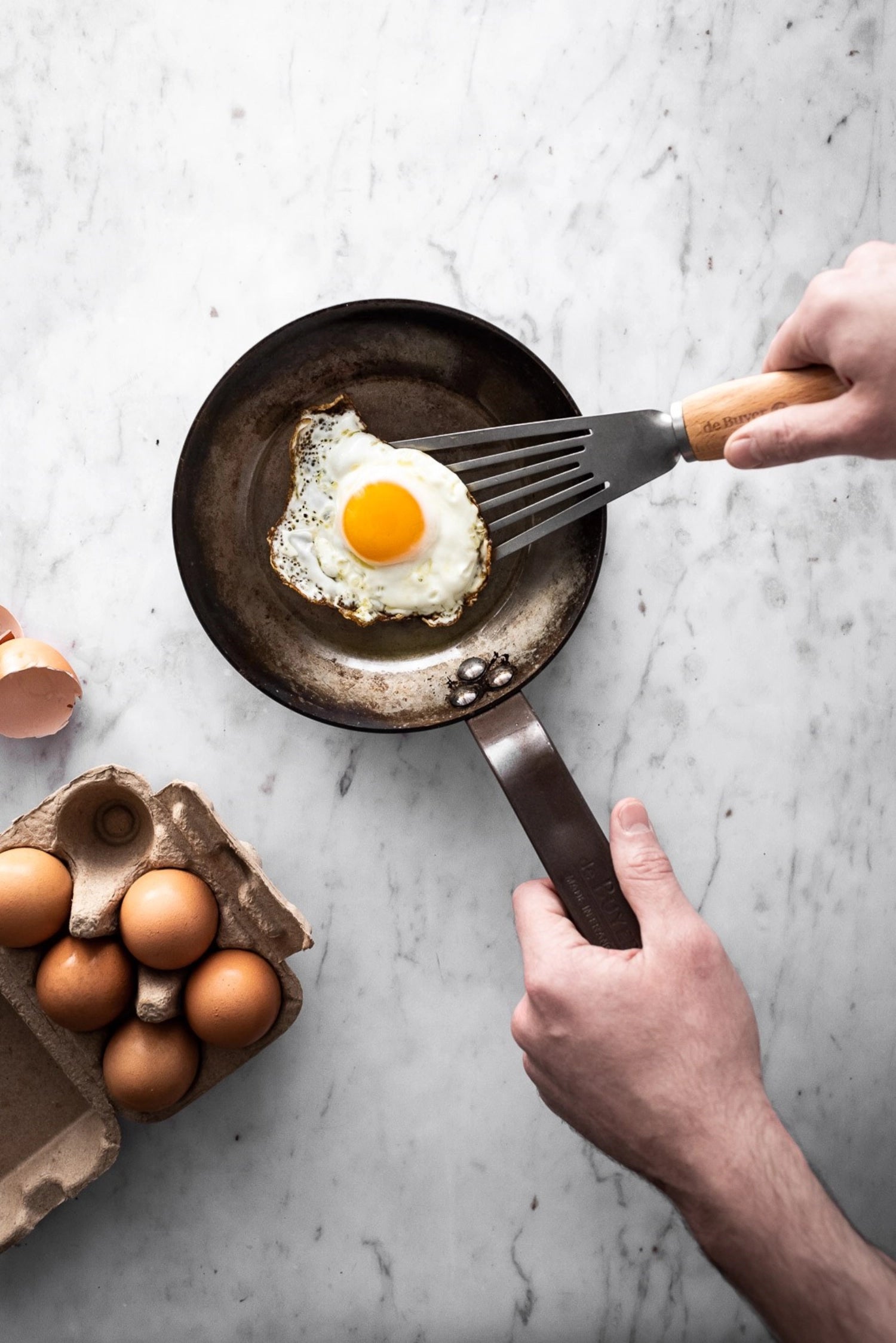 Hochwertige CARBONE PLUS Lyonnaise Bratpfanne Ø 18cm von de Buyer, perfekt für Induktion, bietet hervorragende Wärmeleitung und Langlebigkeit.