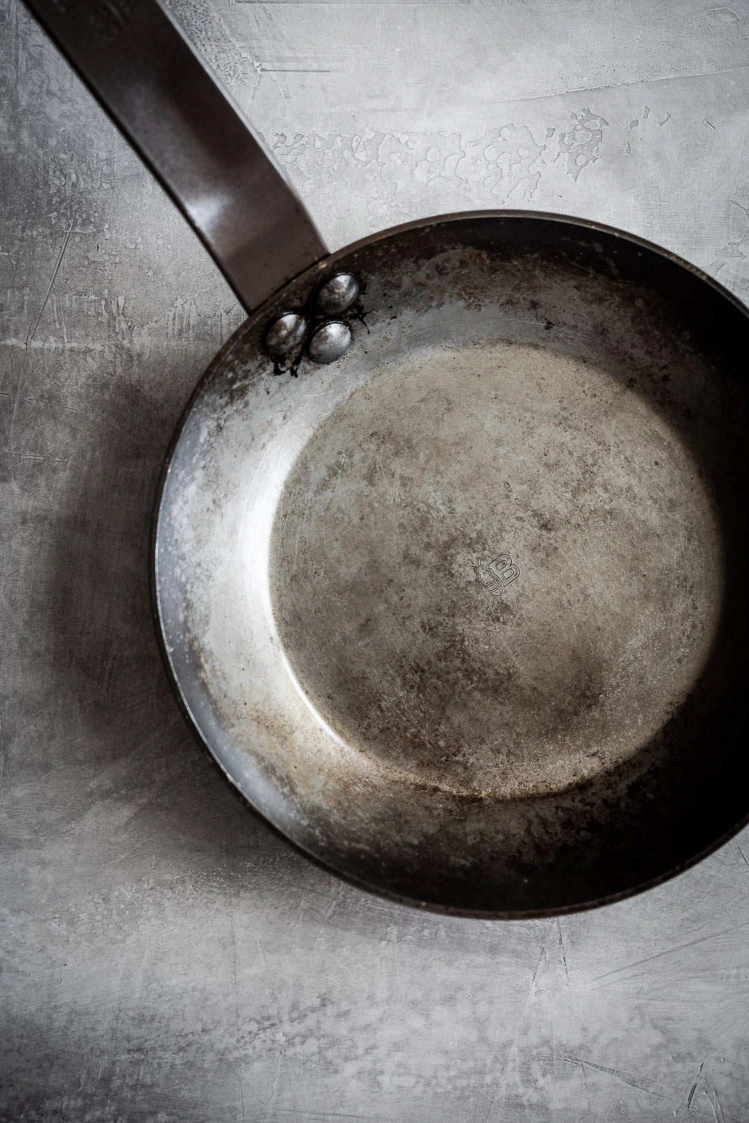 CARBONE PLUS Runde Lyonnaise Bratpfanne Ø 24cm von de Buyer, ideal für Induktionsherde, robust und vielseitig für perfekte Bratergebnisse.