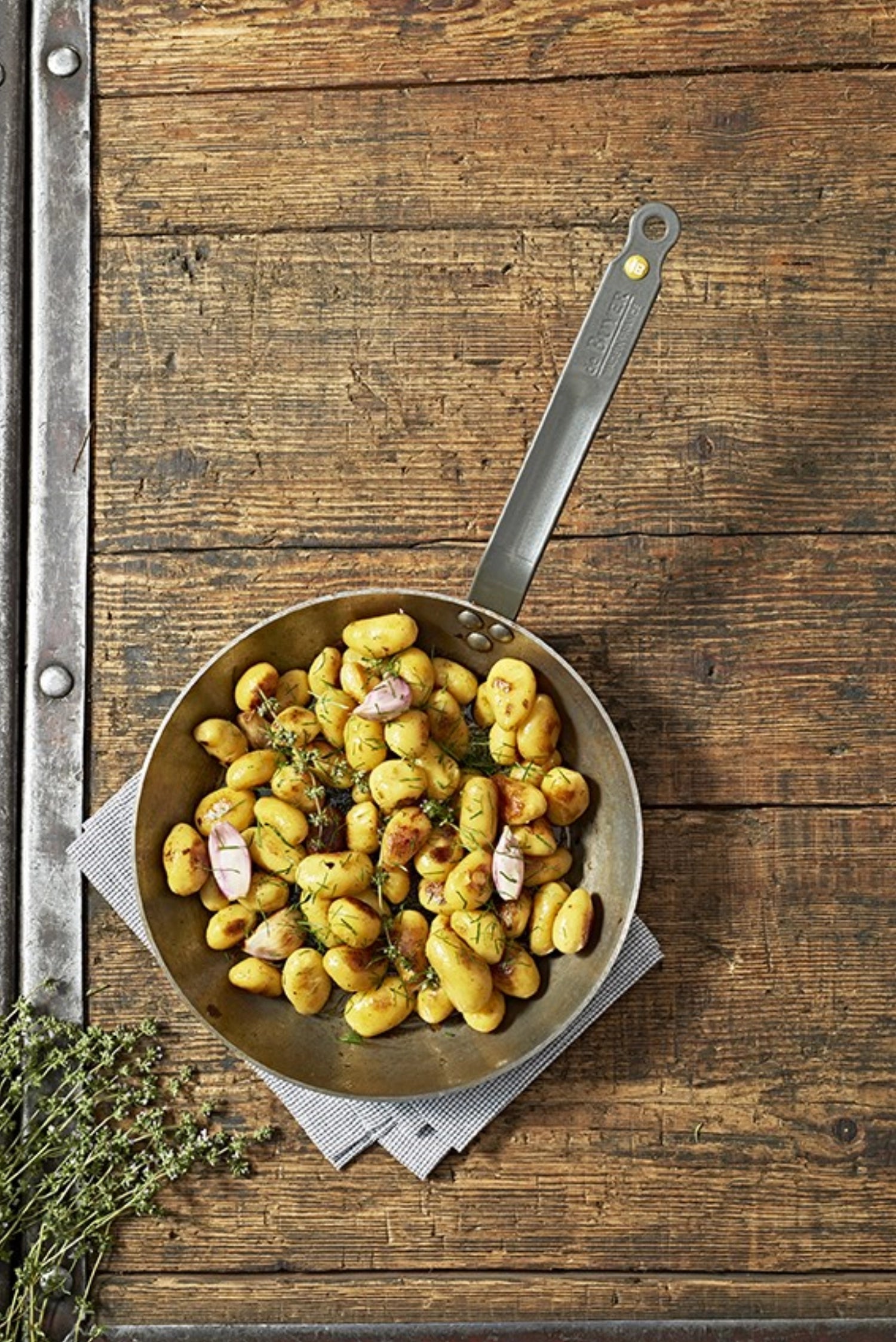 Robuste 26 cm Eisenpfanne MINERAL B ELEMENT von de Buyer, geeignet für Induktionsherde, ideal für vielseitige Kochanwendungen.
