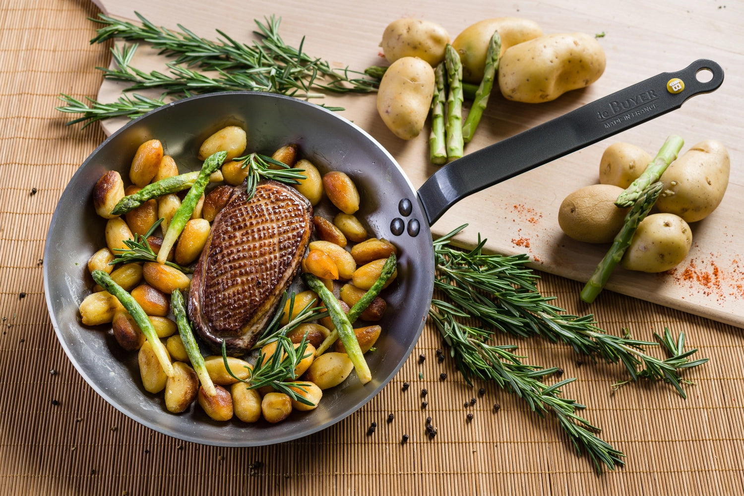 MINERAL B ELEMENT Eisenpfanne Ø 28cm von de Buyer, ideal für Induktion, robust und langlebig, perfekt zum Braten und Kochen.