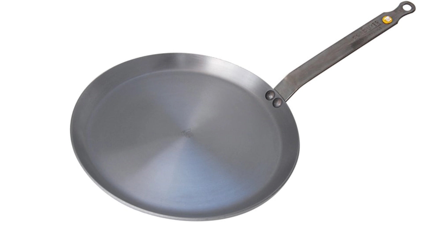 Robuste Crêpes Eisenpfanne Ø 26cm von de Buyer, ideal für gleichmäßiges Braten und perfekte Ergebnisse auf allen Herdarten, auch Induktion.