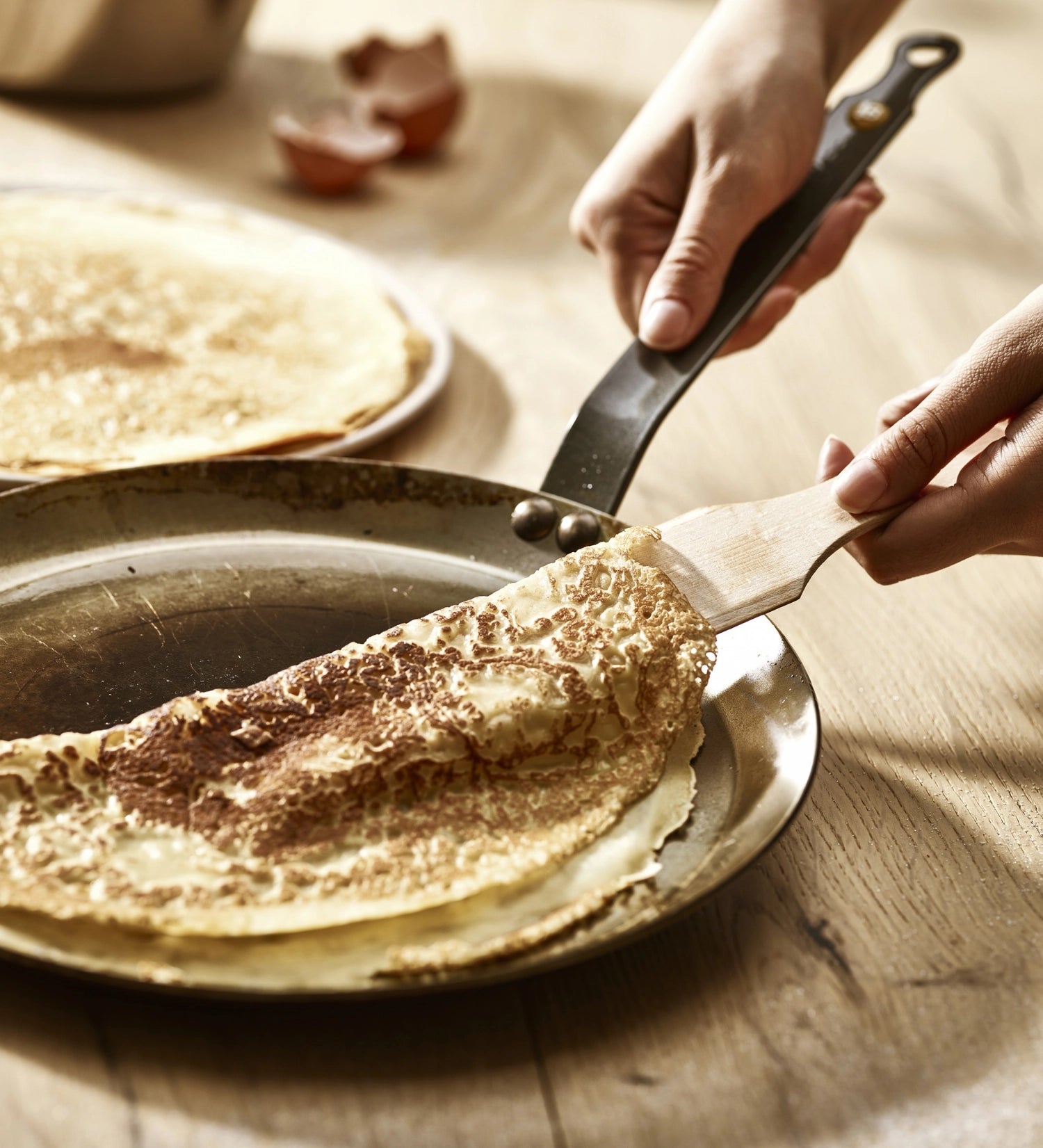 Robuste Crêpes Eisenpfanne Ø 26cm von de Buyer, perfekt für gleichmäßiges Braten und induktionskompatibel für vielseitige Nutzung.