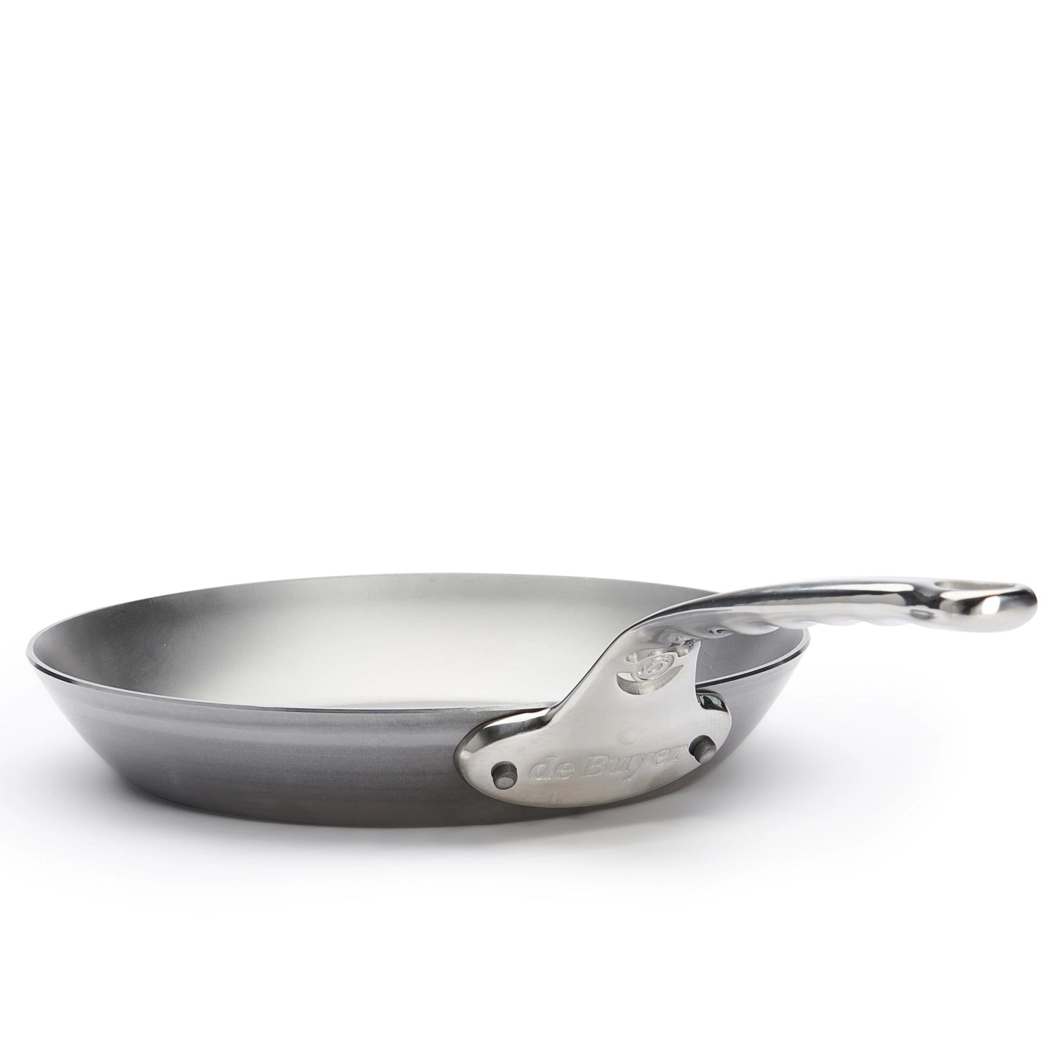 Robuste 24 cm Eisenpfanne von de Buyer, perfekt für Induktion, sorgt für gleichmäßiges Braten und hervorragende Ergebnisse in der Küche.