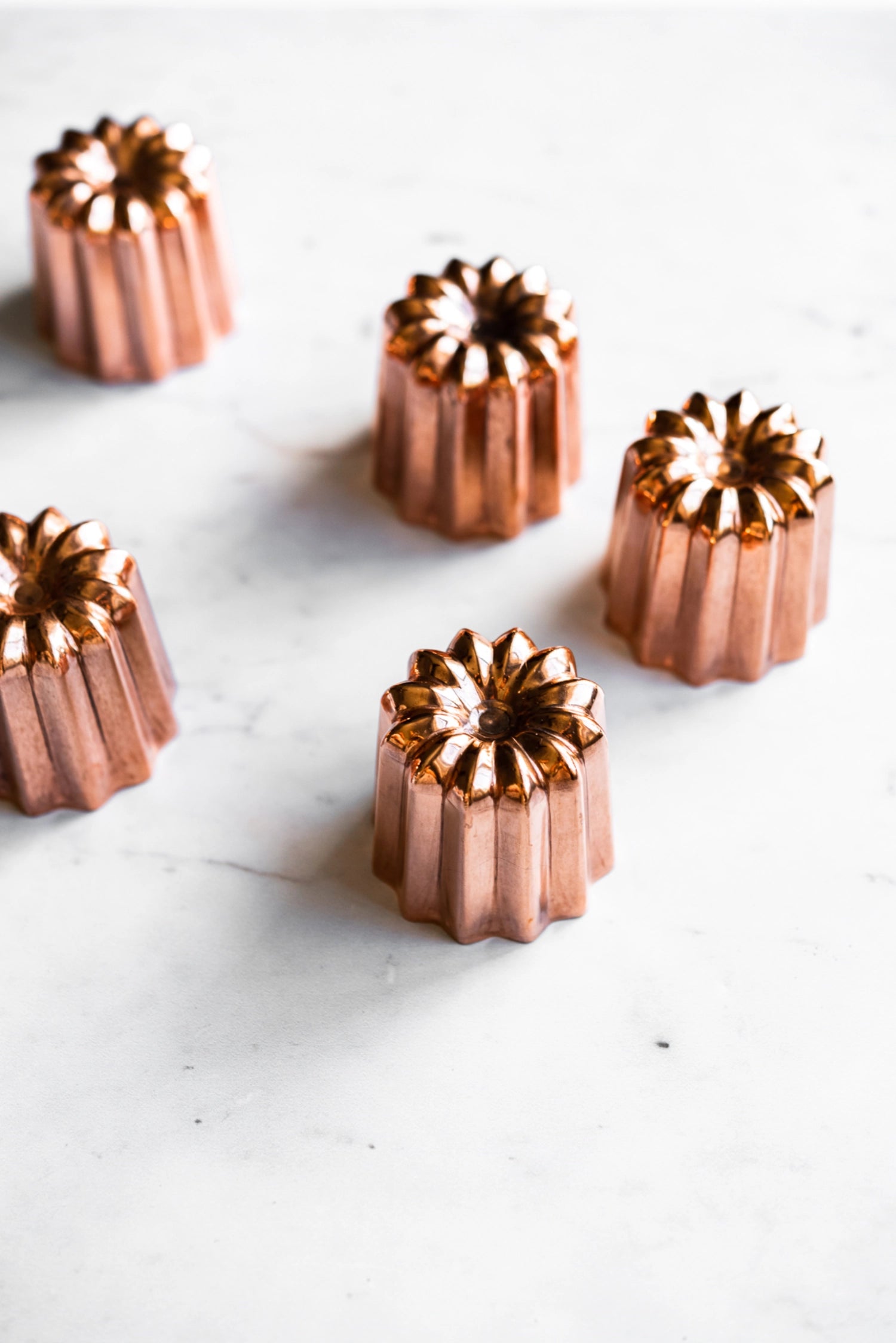 Hochwertige Kuchenform aus Kupfer von de Buyer, ideal für die Zubereitung von Cannelés mit einem Durchmesser von 3,5 cm und einer Höhe von 3 cm.
