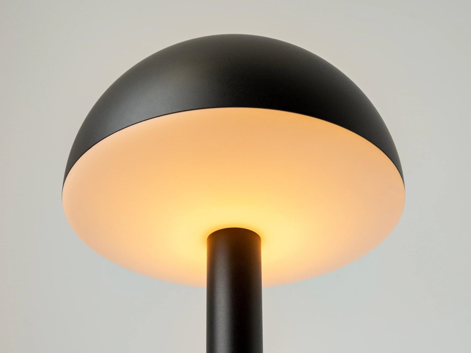 Elegante schwarze Tischleuchte Humble Light Bug, 29x15 cm, ideal für stimmungsvolle Beleuchtung und moderne Einrichtung.