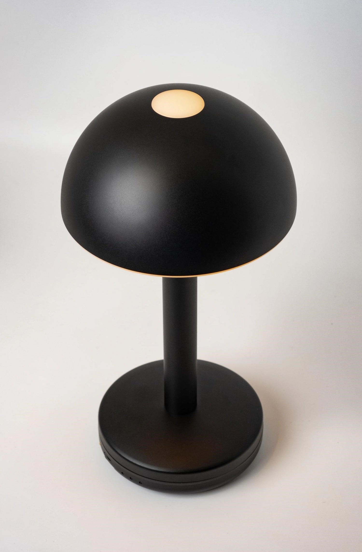 Schlichte und stilvolle Tischleuchte Humble Light Bug in Schwarz, 29x15 cm, perfekt für gemütliche Atmosphäre und zeitgemäße Wohnräume.