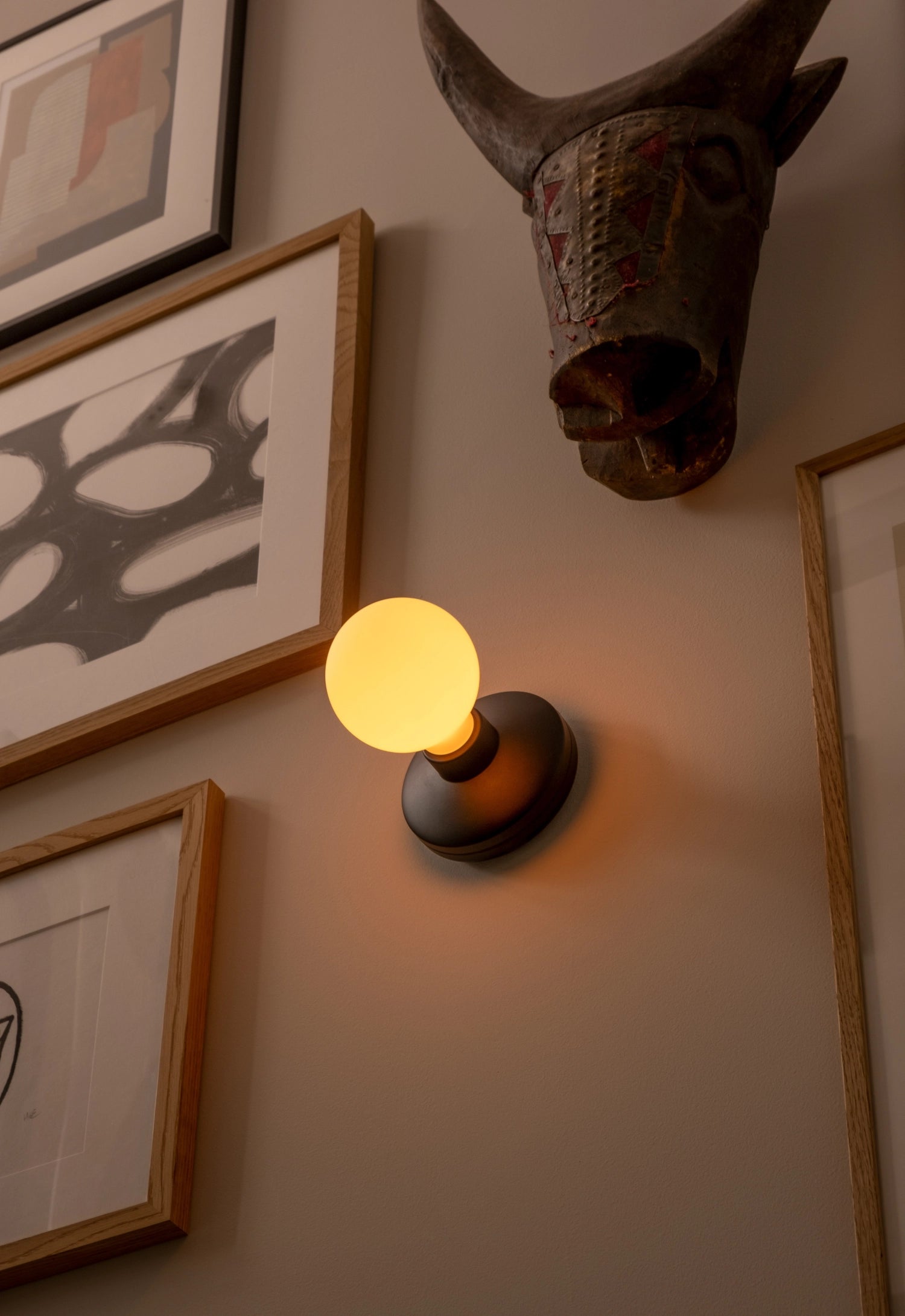 Schlichte Wandlampe "Humble Bee" in stilvollem Schwarz mit frosted Glas, ideal für gemütliche Akzentbeleuchtung in modernen Wohnräumen.