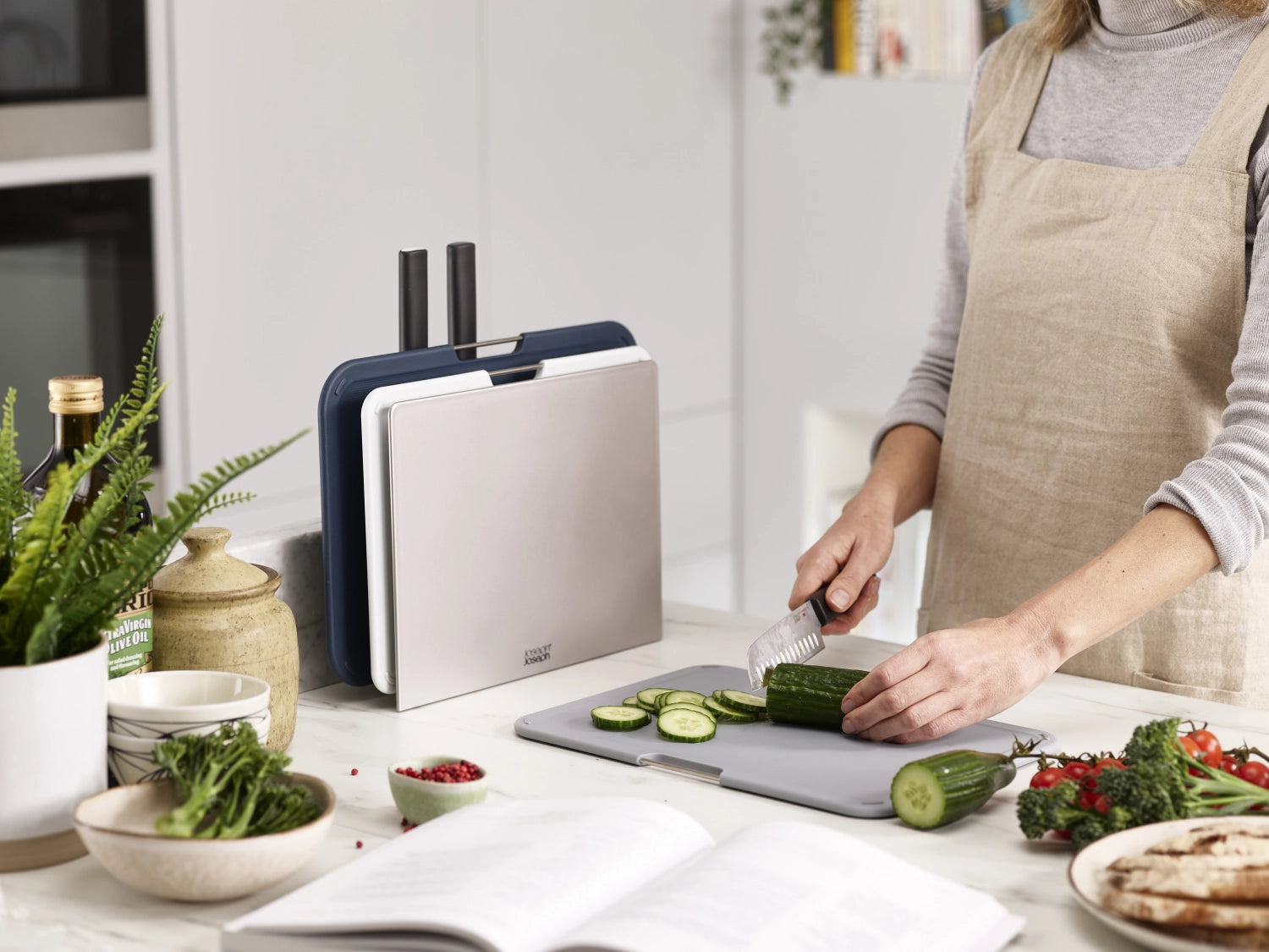 Praktisches 6-teiliges Set "Nest Boards Plus" von Joseph Joseph, bestehend aus Messern und Schneidbrettern, perfekt für effizientes Kochen.