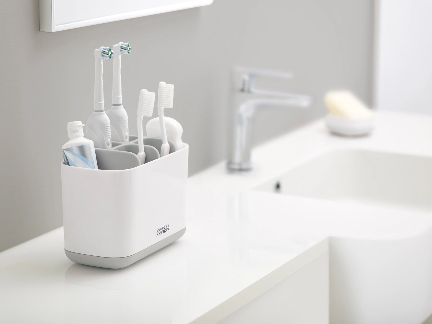 Praktischer Zahnbürstenhalter EasyStore von Joseph Joseph, ideal zur Aufbewahrung von Zahnbürsten und Zahnpasta, modernes Design in Weiß.
