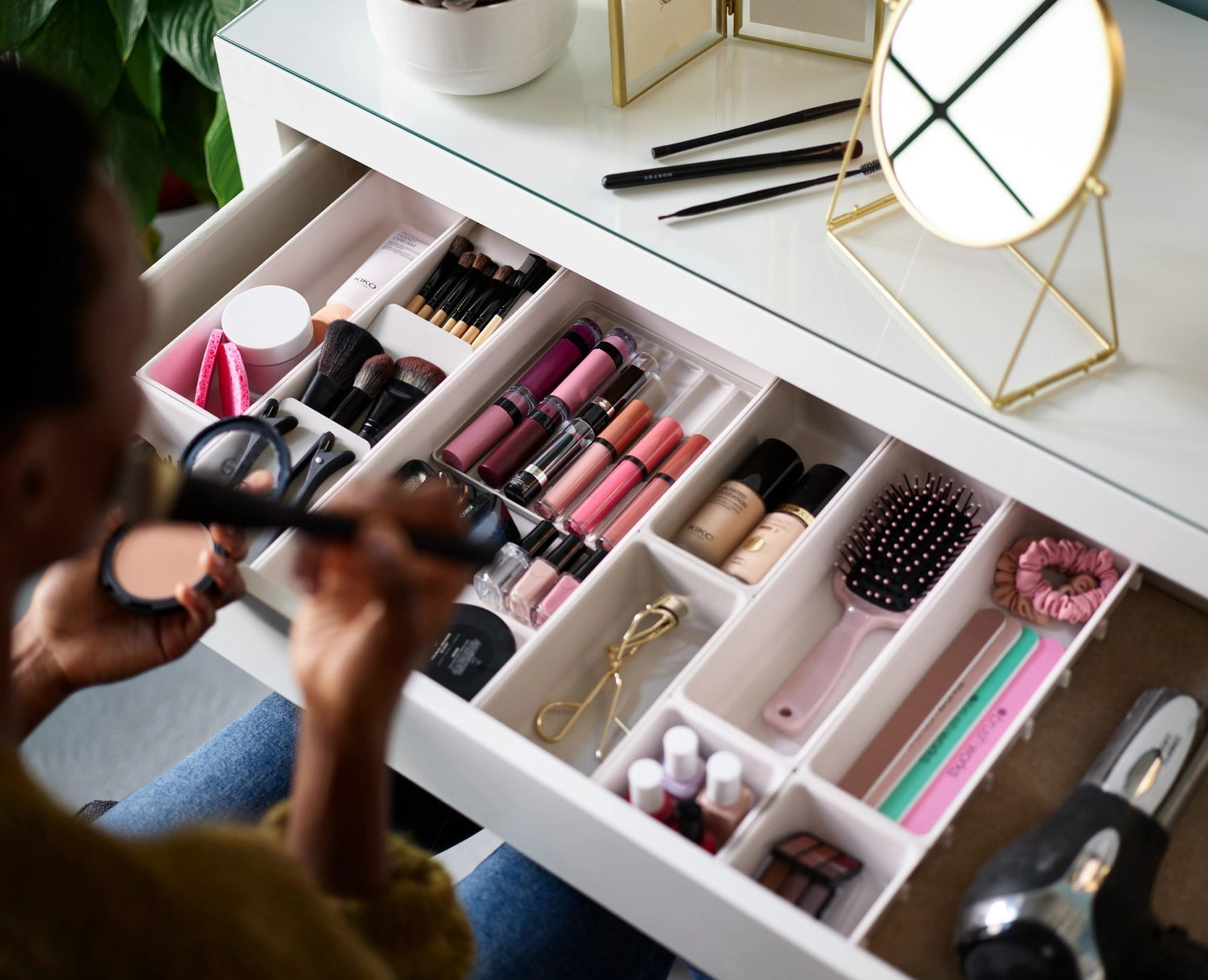 Praktisches 12-teiliges Makeup-Organizer-Set von Joseph Joseph, perfekt für die stilvolle und platzsparende Aufbewahrung von Beauty-Produkten.