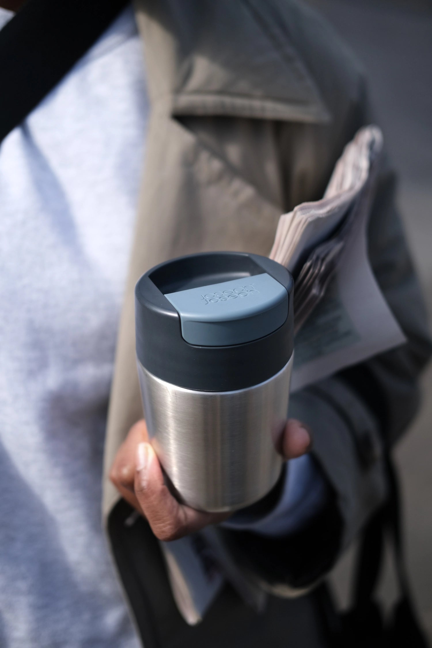 Eleganter Sipp Travel Mug aus Edelstahl (340ml) von Joseph Joseph, ideal für Reisen, hält Getränke optimal temperiert und ist praktisch für den täglichen Gebrauch.