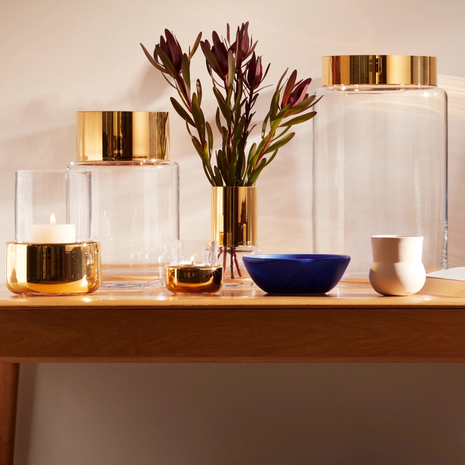 Elegante Aurum Vase von LSA, 30 cm hoch, aus klarem Glas mit goldenen Akzenten, ideal für moderne Wohnräume und festliche Dekoration.