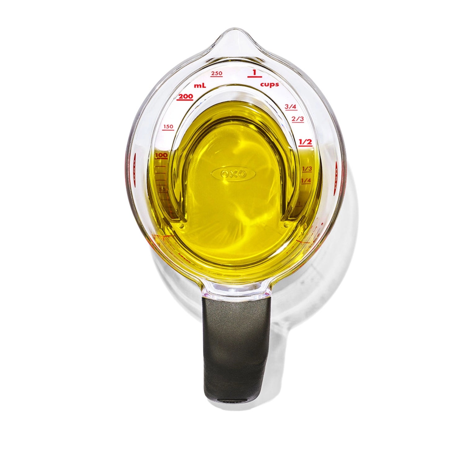 Praktischer abgewinkelter Messbecher von OXO, 250 ml, perfekt für das einfache Abmessen und Ausgießen von Flüssigkeiten in der Küche.
