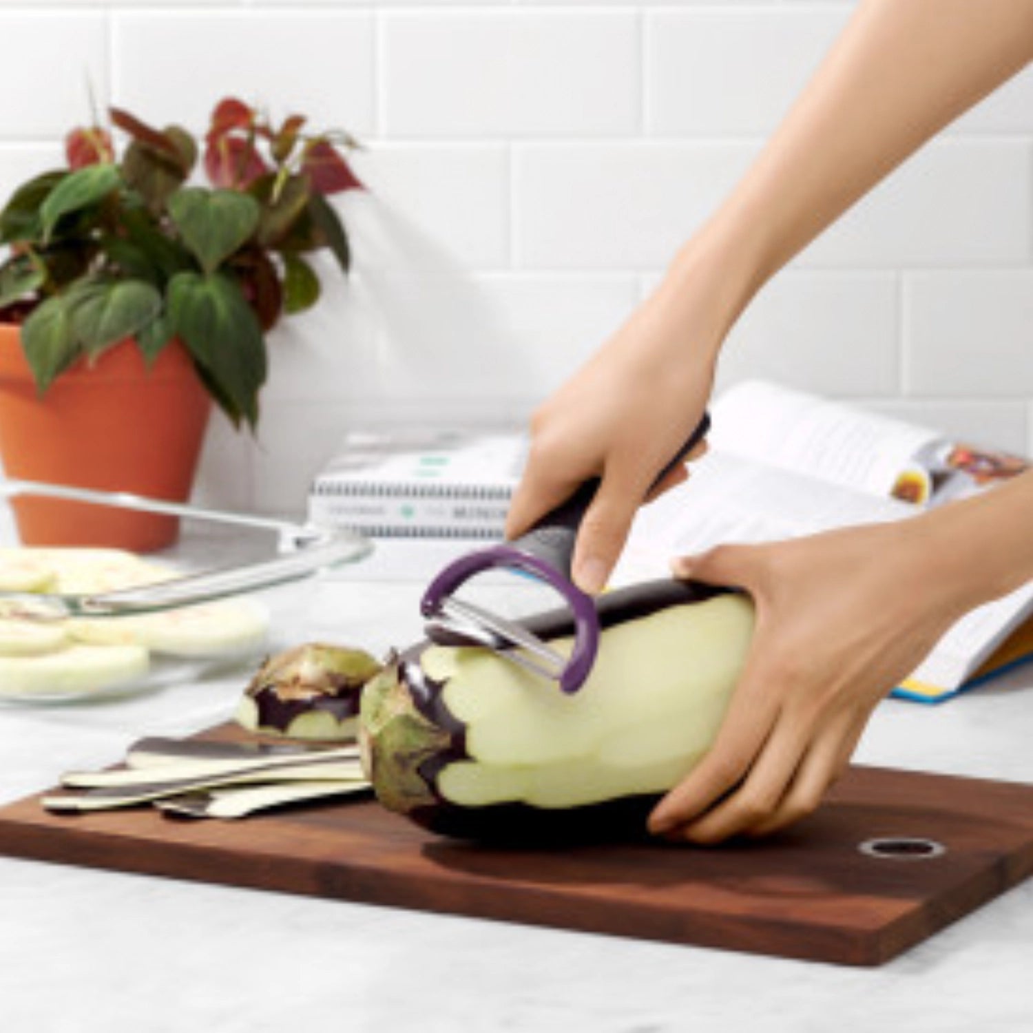 OXO Good Grips großer Y Schäler in Aktion, zeigt den ergonomischen Griff und die scharfe Klinge, perfekt für müheloses Schälen von Lebensmitteln.