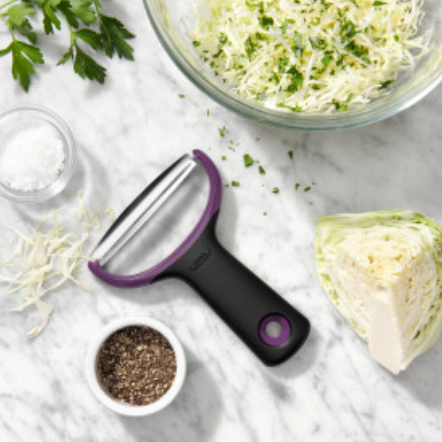 OXO Good Grips großer Y Schäler, ergonomisches Design und scharfe Klinge, ideal für schnelles und einfaches Schälen von Obst und Gemüse.