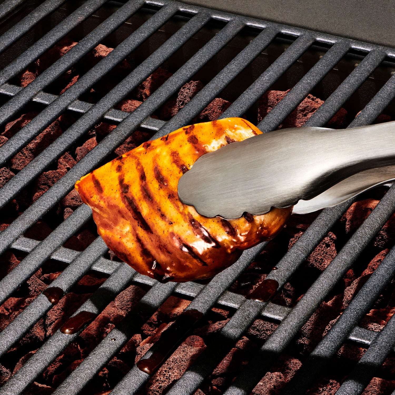 Praktisches OXO Good Grips Grillzangen-Set mit komfortablen Griffen, ideal für das einfache Wenden und Servieren von Grillgut.