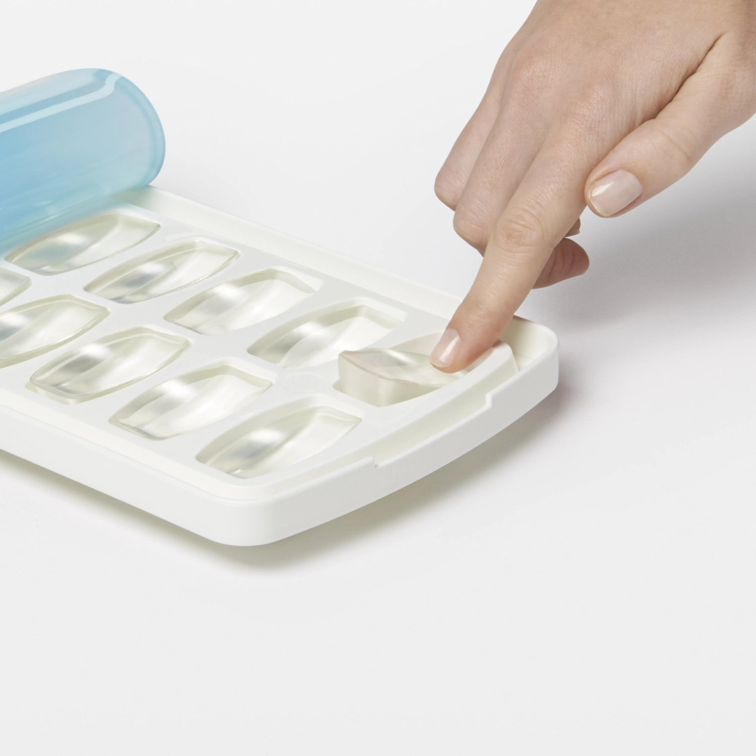 OXO Good Grips auslaufsichere Eiswürfelschale mit innovativem Deckel, ideal für müheloses Befüllen und sauberes Entnehmen von Eiswürfeln.