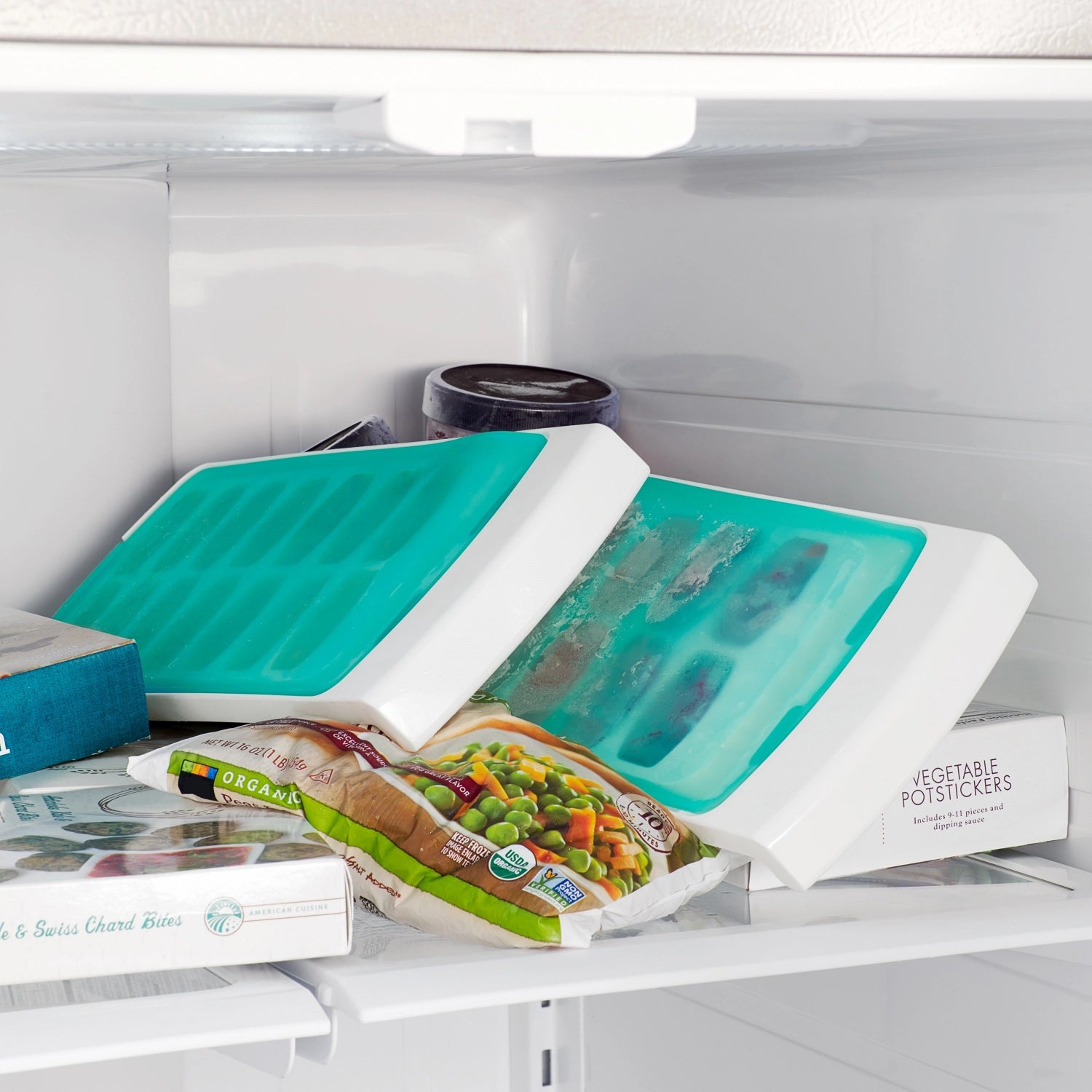 Praktische Eiswürfelschale von OXO mit auslaufsicherem Design, perfekt für die einfache Herstellung von Eiswürfeln ohne Verschütten.