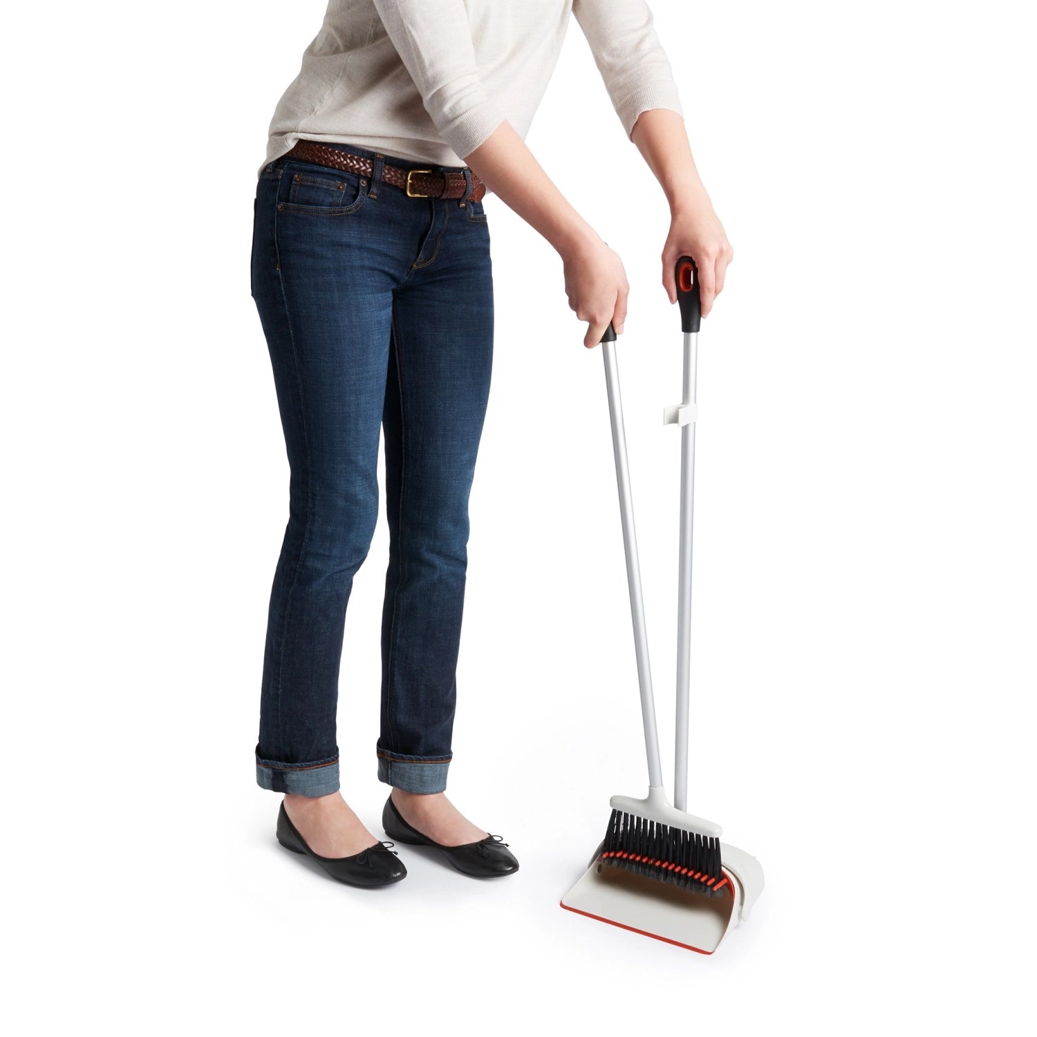 Langstielige Kehrgarnitur von OXO, ergonomisch gestaltet für müheloses Kehren, ideal für saubere Böden und einfache Handhabung.