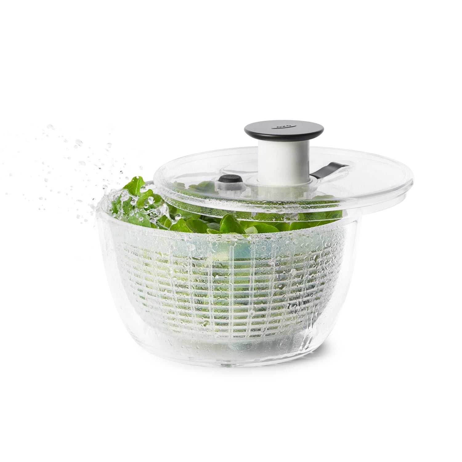 Kompakte, transparente Salatschleuder von OXO mit 2,7 l Volumen, perfekt zum schnellen Trocknen von frischem Salat und Gemüse.