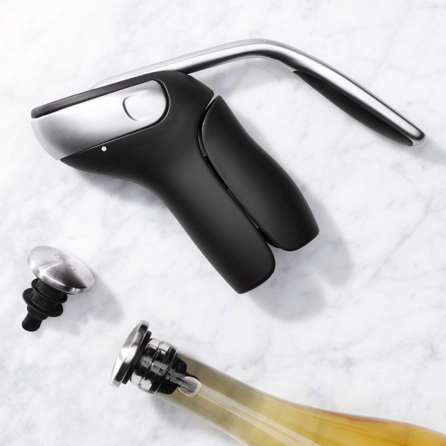 Zwei OXO Good Grips Steel Weinflaschenverschlüsse im Set, ideal zum Frischhalten von Wein, elegantes und funktionales Weinzubehör.