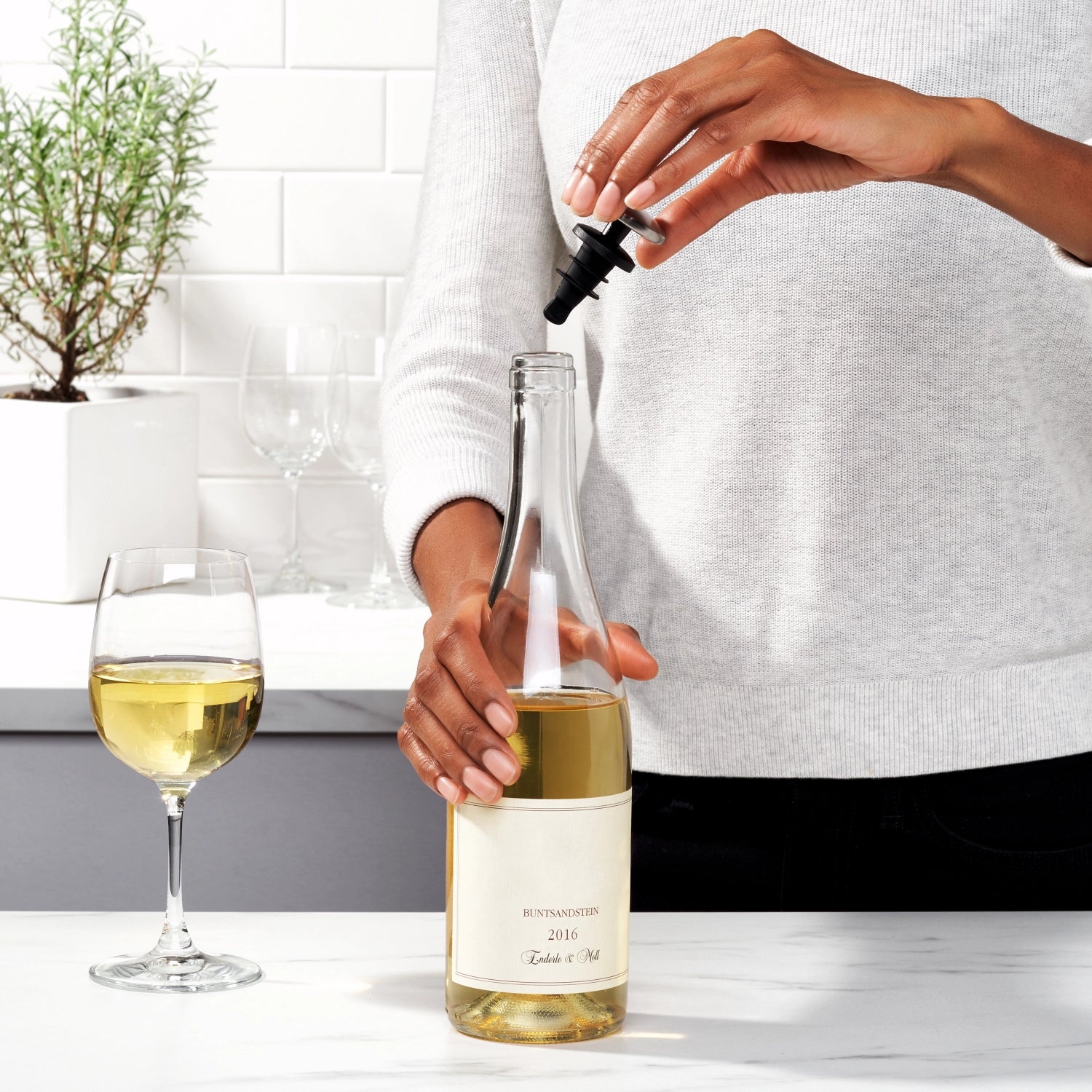 Zwei elegante Weinflaschenverschlüsse aus Edelstahl von OXO, ideal für die frische Lagerung von Wein und den Erhalt des Aromas.