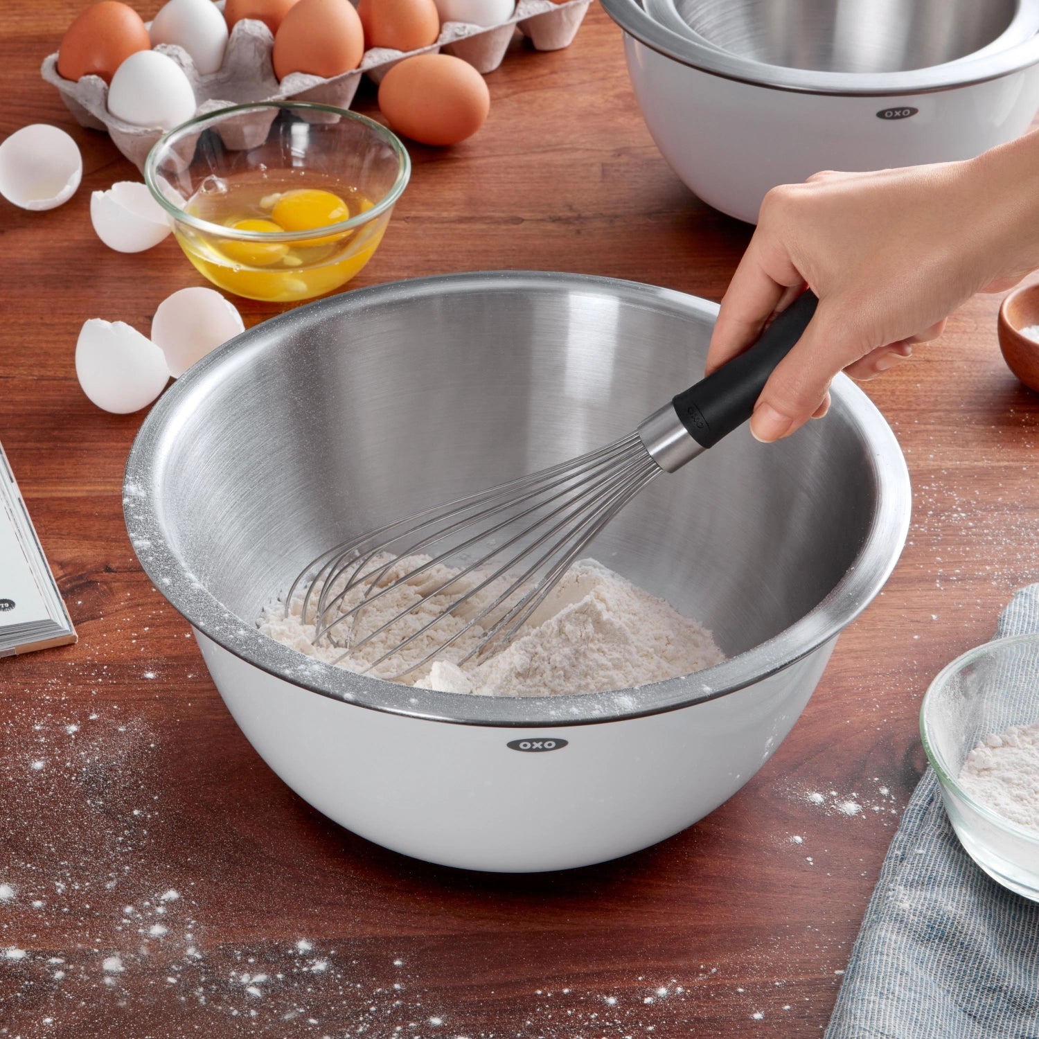 Hochwertiger 28 cm Schwingbesen von OXO, perfekt zum Mischen und Schlagen von Zutaten, mit rutschfestem Griff für optimale Handhabung.