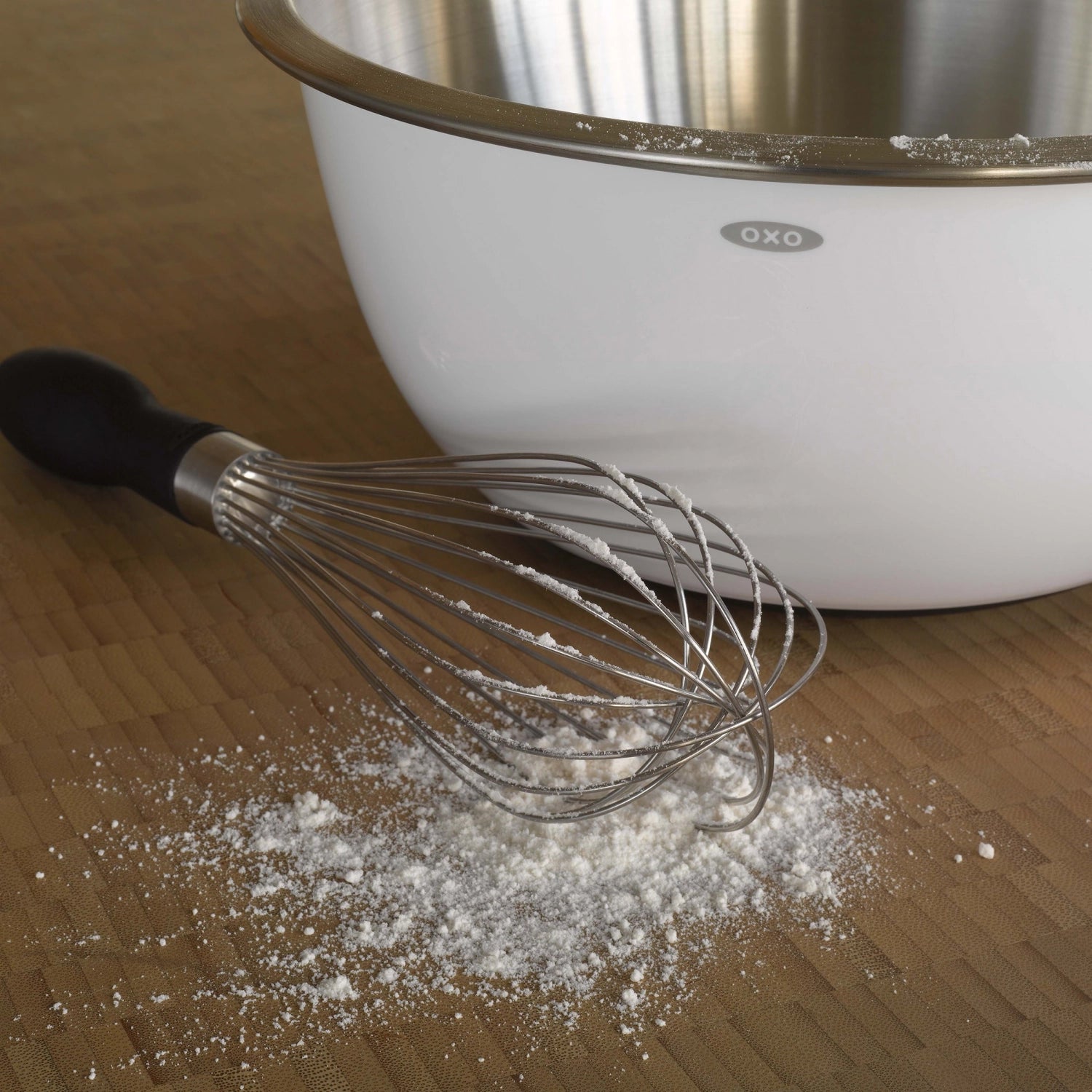 Robuster 28 cm Schneebesen von OXO, ideal zum Aufschlagen und Vermengen von Teigen, mit ergonomischem Griff für komfortable Nutzung.