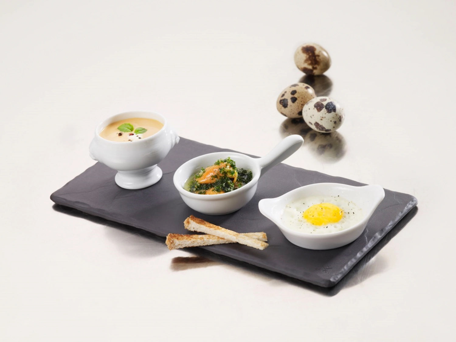Kleines, weißes Pfännchen von Revol, perfekt für die Zubereitung von Saucen und Milch, ideal für kreative Kochideen.